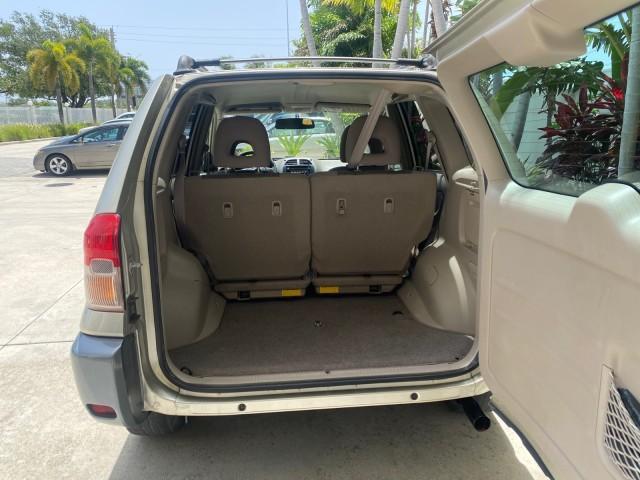 2002 Titanium /Gray Toyota RAV4 1 OWNER FL LOW MILES 83,089 (JTEGH20V020) with an 2.0L DOHC EFI 16-Valve 4-Cyl Engine engine, Automatic transmission, located at 4701 North Dixie Hwy, Pompano Beach, FL, 33064, (954) 422-2889, 26.240938, -80.123474 - OUR WEBPAGE FLORIDACARS1.COM HAS OVER 100 PHOTOS AND FREE CARFAX LINK 2002 TOYOTA RAV4 VIN: JTEGH20V020080431 J T E G H 2 0 V 0 2 0 0 8 0 4 3 1 4 DOOR WAGON/SPORT UTILITY 2.0L I4 F DOHC 16V GASOLINE FRONT WHEEL DRIVE Top Features Cloth Seats Basic Features AM/FM Stereo CD Audio Full Roof Rack Power - Photo#78