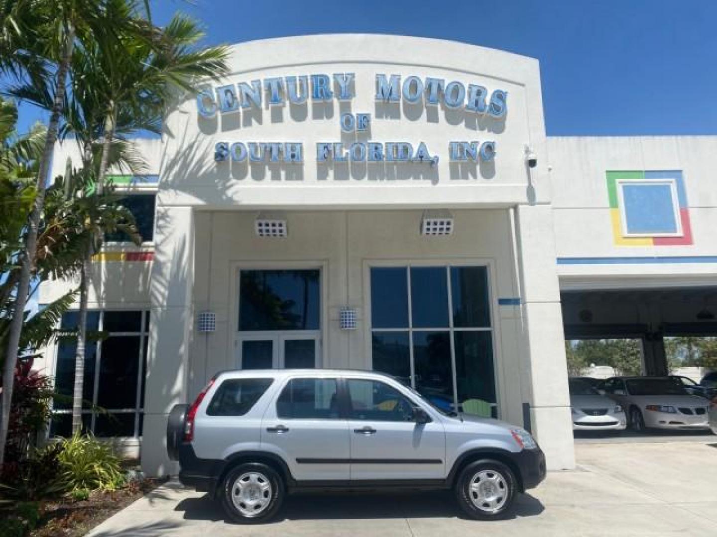2005 Satin Silver Metallic /Black Honda CR-V AWD LX 1 OWNER LOW MILES 42,114 (SHSRD78595U) with an 2.4L DOHC MPFI 16-Valve i-VTEC I4 Engine engine, Automatic transmission, located at 4701 North Dixie Hwy, Pompano Beach, FL, 33064, (954) 422-2889, 26.240938, -80.123474 - OUR WEBPAGE FLORIDACARS1.COM HAS OVER 100 PHOTOS AND FREE CARFAX LINK 2005 HONDA CR-V LX VIN: SHSRD78595U324036 S H S R D 7 8 5 9 5 U 3 2 4 0 3 6 4 DOOR WAGON/SPORT UTILITY 2.4L I4 F DOHC GASOLINE ALL WHEEL DRIVE Top Features 4WD/AWD Cloth Seats Tow Hitch Basic Features ABS Brakes AM/FM Stereo Air C - Photo#0
