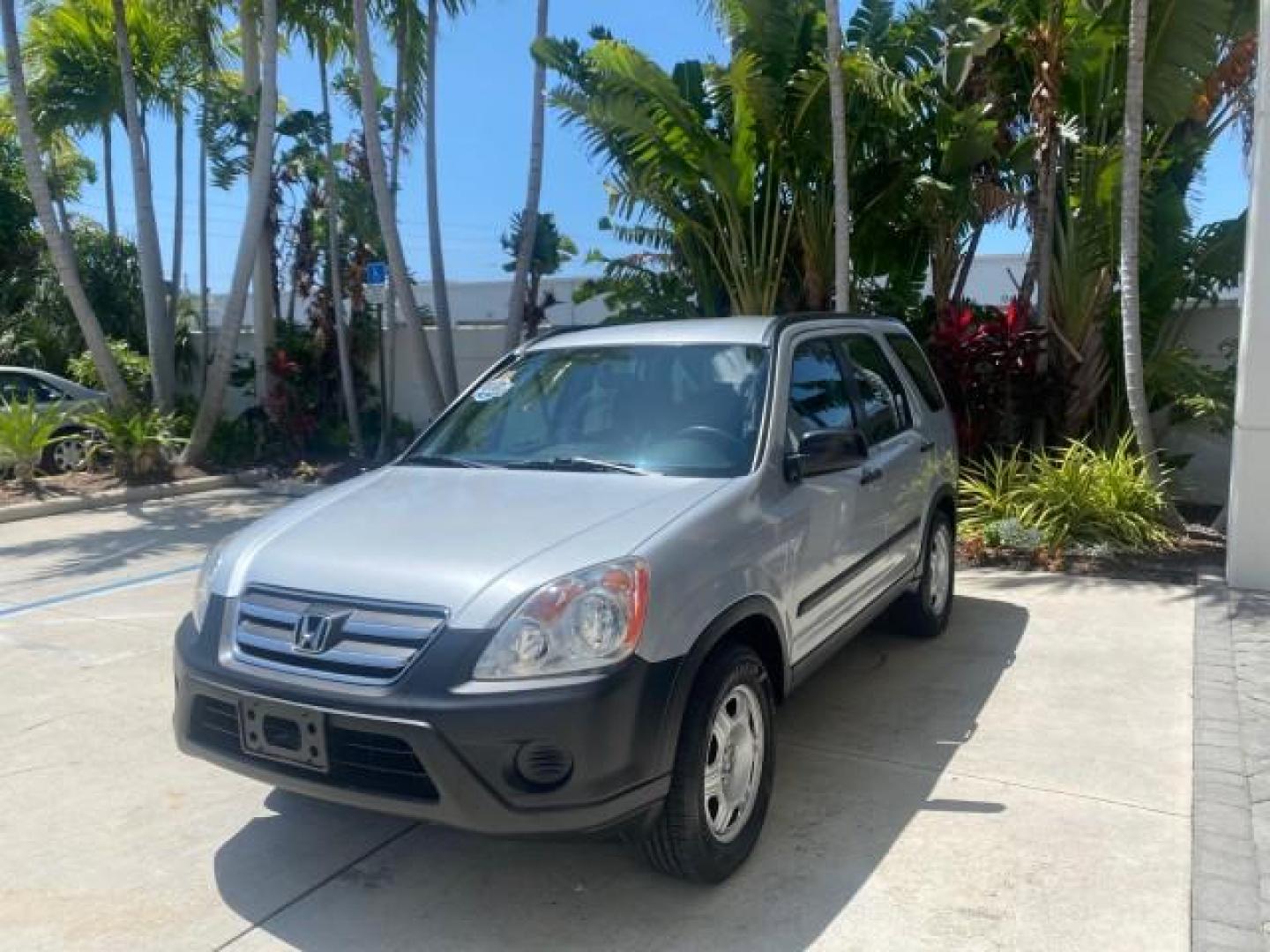 2005 Satin Silver Metallic /Black Honda CR-V AWD LX 1 OWNER LOW MILES 42,114 (SHSRD78595U) with an 2.4L DOHC MPFI 16-Valve i-VTEC I4 Engine engine, Automatic transmission, located at 4701 North Dixie Hwy, Pompano Beach, FL, 33064, (954) 422-2889, 26.240938, -80.123474 - OUR WEBPAGE FLORIDACARS1.COM HAS OVER 100 PHOTOS AND FREE CARFAX LINK 2005 HONDA CR-V LX VIN: SHSRD78595U324036 S H S R D 7 8 5 9 5 U 3 2 4 0 3 6 4 DOOR WAGON/SPORT UTILITY 2.4L I4 F DOHC GASOLINE ALL WHEEL DRIVE Top Features 4WD/AWD Cloth Seats Tow Hitch Basic Features ABS Brakes AM/FM Stereo Air C - Photo#3