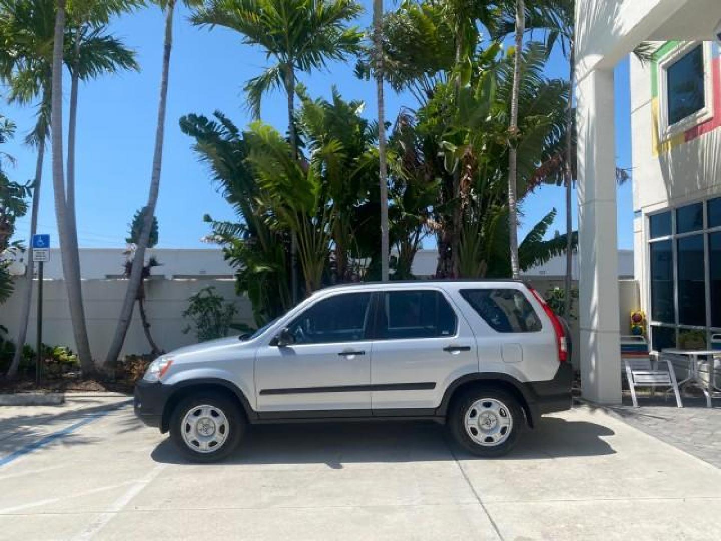 2005 Satin Silver Metallic /Black Honda CR-V AWD LX 1 OWNER LOW MILES 42,114 (SHSRD78595U) with an 2.4L DOHC MPFI 16-Valve i-VTEC I4 Engine engine, Automatic transmission, located at 4701 North Dixie Hwy, Pompano Beach, FL, 33064, (954) 422-2889, 26.240938, -80.123474 - OUR WEBPAGE FLORIDACARS1.COM HAS OVER 100 PHOTOS AND FREE CARFAX LINK 2005 HONDA CR-V LX VIN: SHSRD78595U324036 S H S R D 7 8 5 9 5 U 3 2 4 0 3 6 4 DOOR WAGON/SPORT UTILITY 2.4L I4 F DOHC GASOLINE ALL WHEEL DRIVE Top Features 4WD/AWD Cloth Seats Tow Hitch Basic Features ABS Brakes AM/FM Stereo Air C - Photo#4