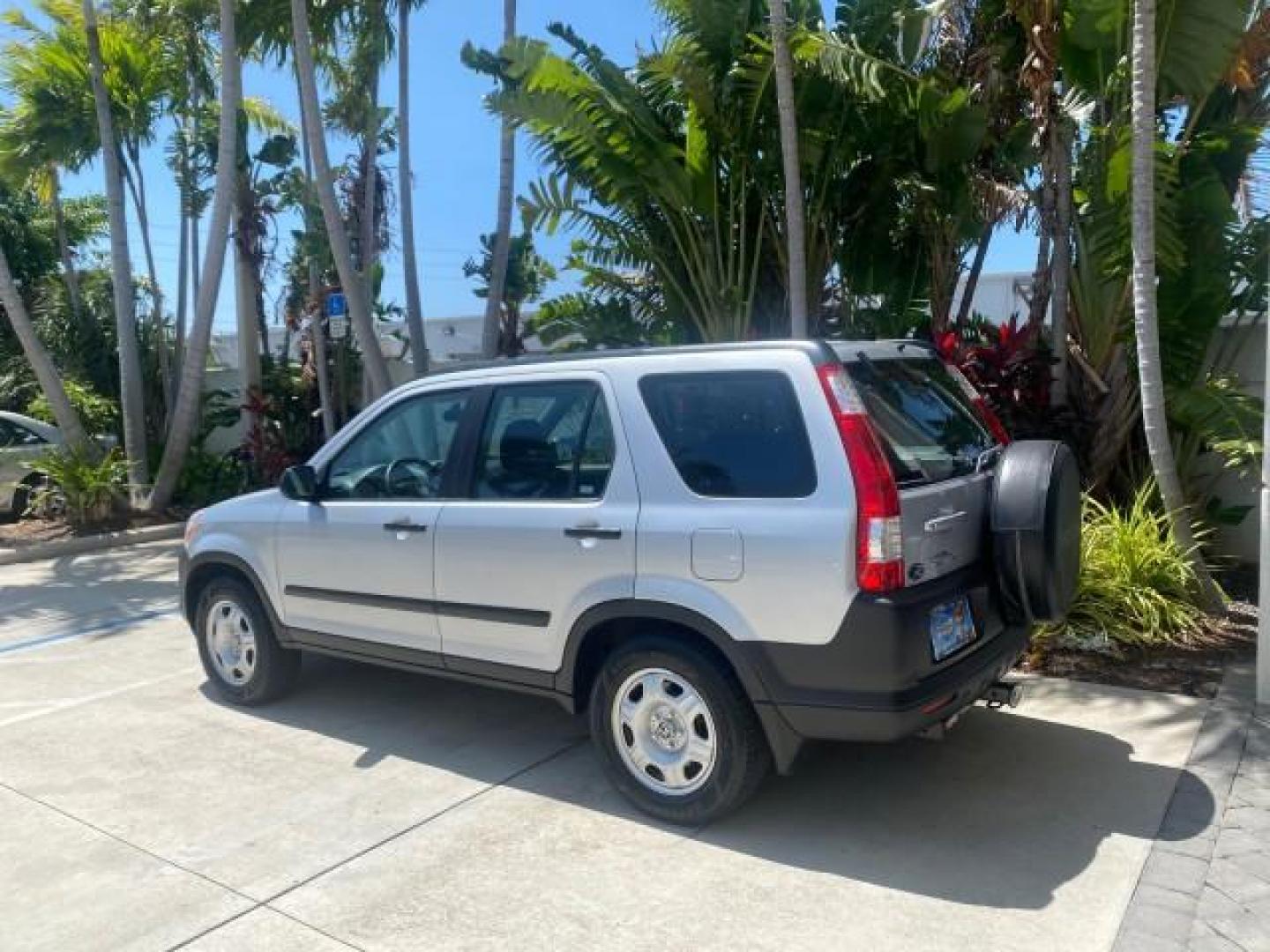 2005 Satin Silver Metallic /Black Honda CR-V AWD LX 1 OWNER LOW MILES 42,114 (SHSRD78595U) with an 2.4L DOHC MPFI 16-Valve i-VTEC I4 Engine engine, Automatic transmission, located at 4701 North Dixie Hwy, Pompano Beach, FL, 33064, (954) 422-2889, 26.240938, -80.123474 - OUR WEBPAGE FLORIDACARS1.COM HAS OVER 100 PHOTOS AND FREE CARFAX LINK 2005 HONDA CR-V LX VIN: SHSRD78595U324036 S H S R D 7 8 5 9 5 U 3 2 4 0 3 6 4 DOOR WAGON/SPORT UTILITY 2.4L I4 F DOHC GASOLINE ALL WHEEL DRIVE Top Features 4WD/AWD Cloth Seats Tow Hitch Basic Features ABS Brakes AM/FM Stereo Air C - Photo#5