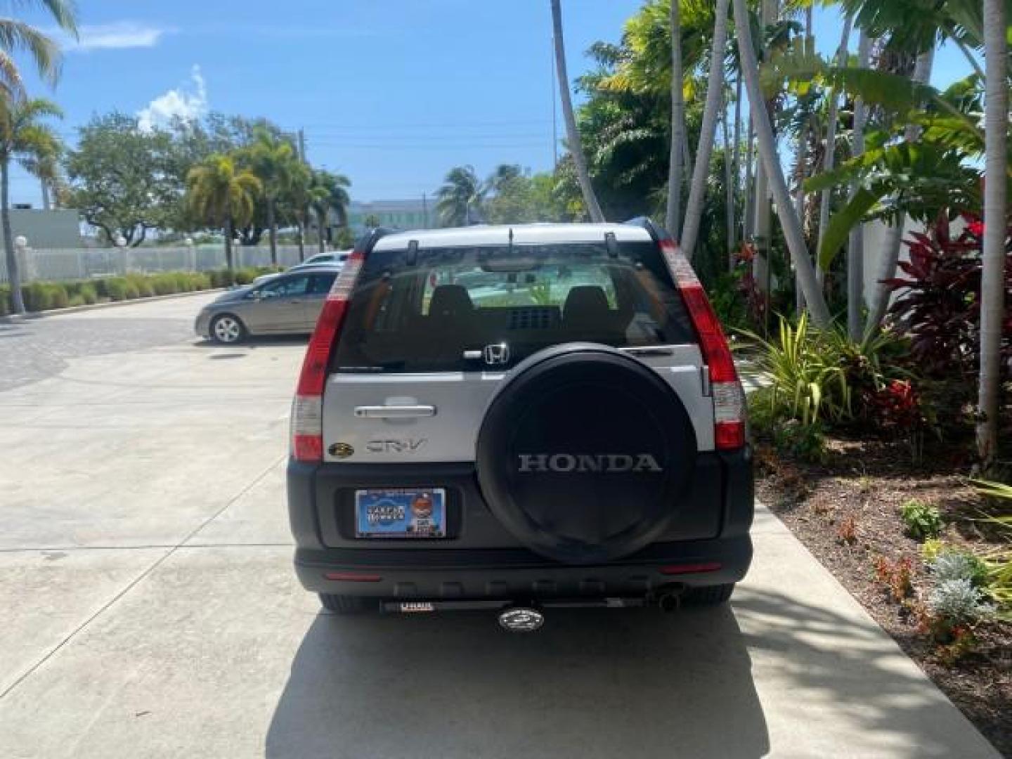 2005 Satin Silver Metallic /Black Honda CR-V AWD LX 1 OWNER LOW MILES 42,114 (SHSRD78595U) with an 2.4L DOHC MPFI 16-Valve i-VTEC I4 Engine engine, Automatic transmission, located at 4701 North Dixie Hwy, Pompano Beach, FL, 33064, (954) 422-2889, 26.240938, -80.123474 - OUR WEBPAGE FLORIDACARS1.COM HAS OVER 100 PHOTOS AND FREE CARFAX LINK 2005 HONDA CR-V LX VIN: SHSRD78595U324036 S H S R D 7 8 5 9 5 U 3 2 4 0 3 6 4 DOOR WAGON/SPORT UTILITY 2.4L I4 F DOHC GASOLINE ALL WHEEL DRIVE Top Features 4WD/AWD Cloth Seats Tow Hitch Basic Features ABS Brakes AM/FM Stereo Air C - Photo#6