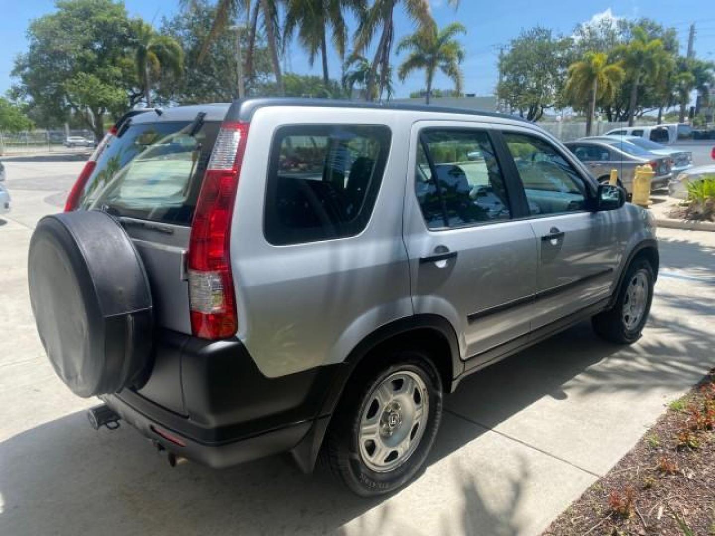 2005 Satin Silver Metallic /Black Honda CR-V AWD LX 1 OWNER LOW MILES 42,114 (SHSRD78595U) with an 2.4L DOHC MPFI 16-Valve i-VTEC I4 Engine engine, Automatic transmission, located at 4701 North Dixie Hwy, Pompano Beach, FL, 33064, (954) 422-2889, 26.240938, -80.123474 - OUR WEBPAGE FLORIDACARS1.COM HAS OVER 100 PHOTOS AND FREE CARFAX LINK 2005 HONDA CR-V LX VIN: SHSRD78595U324036 S H S R D 7 8 5 9 5 U 3 2 4 0 3 6 4 DOOR WAGON/SPORT UTILITY 2.4L I4 F DOHC GASOLINE ALL WHEEL DRIVE Top Features 4WD/AWD Cloth Seats Tow Hitch Basic Features ABS Brakes AM/FM Stereo Air C - Photo#7