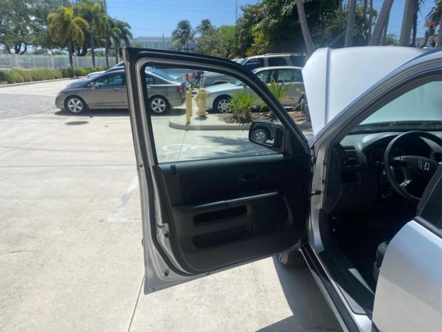 2005 Satin Silver Metallic /Black Honda CR-V AWD LX 1 OWNER LOW MILES 42,114 (SHSRD78595U) with an 2.4L DOHC MPFI 16-Valve i-VTEC I4 Engine engine, Automatic transmission, located at 4701 North Dixie Hwy, Pompano Beach, FL, 33064, (954) 422-2889, 26.240938, -80.123474 - OUR WEBPAGE FLORIDACARS1.COM HAS OVER 100 PHOTOS AND FREE CARFAX LINK 2005 HONDA CR-V LX VIN: SHSRD78595U324036 S H S R D 7 8 5 9 5 U 3 2 4 0 3 6 4 DOOR WAGON/SPORT UTILITY 2.4L I4 F DOHC GASOLINE ALL WHEEL DRIVE Top Features 4WD/AWD Cloth Seats Tow Hitch Basic Features ABS Brakes AM/FM Stereo Air C - Photo#9