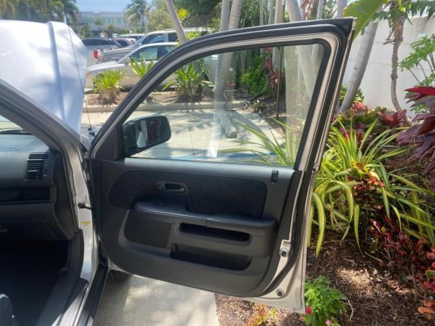 2005 Satin Silver Metallic /Black Honda CR-V AWD LX 1 OWNER LOW MILES 42,114 (SHSRD78595U) with an 2.4L DOHC MPFI 16-Valve i-VTEC I4 Engine engine, Automatic transmission, located at 4701 North Dixie Hwy, Pompano Beach, FL, 33064, (954) 422-2889, 26.240938, -80.123474 - OUR WEBPAGE FLORIDACARS1.COM HAS OVER 100 PHOTOS AND FREE CARFAX LINK 2005 HONDA CR-V LX VIN: SHSRD78595U324036 S H S R D 7 8 5 9 5 U 3 2 4 0 3 6 4 DOOR WAGON/SPORT UTILITY 2.4L I4 F DOHC GASOLINE ALL WHEEL DRIVE Top Features 4WD/AWD Cloth Seats Tow Hitch Basic Features ABS Brakes AM/FM Stereo Air C - Photo#11