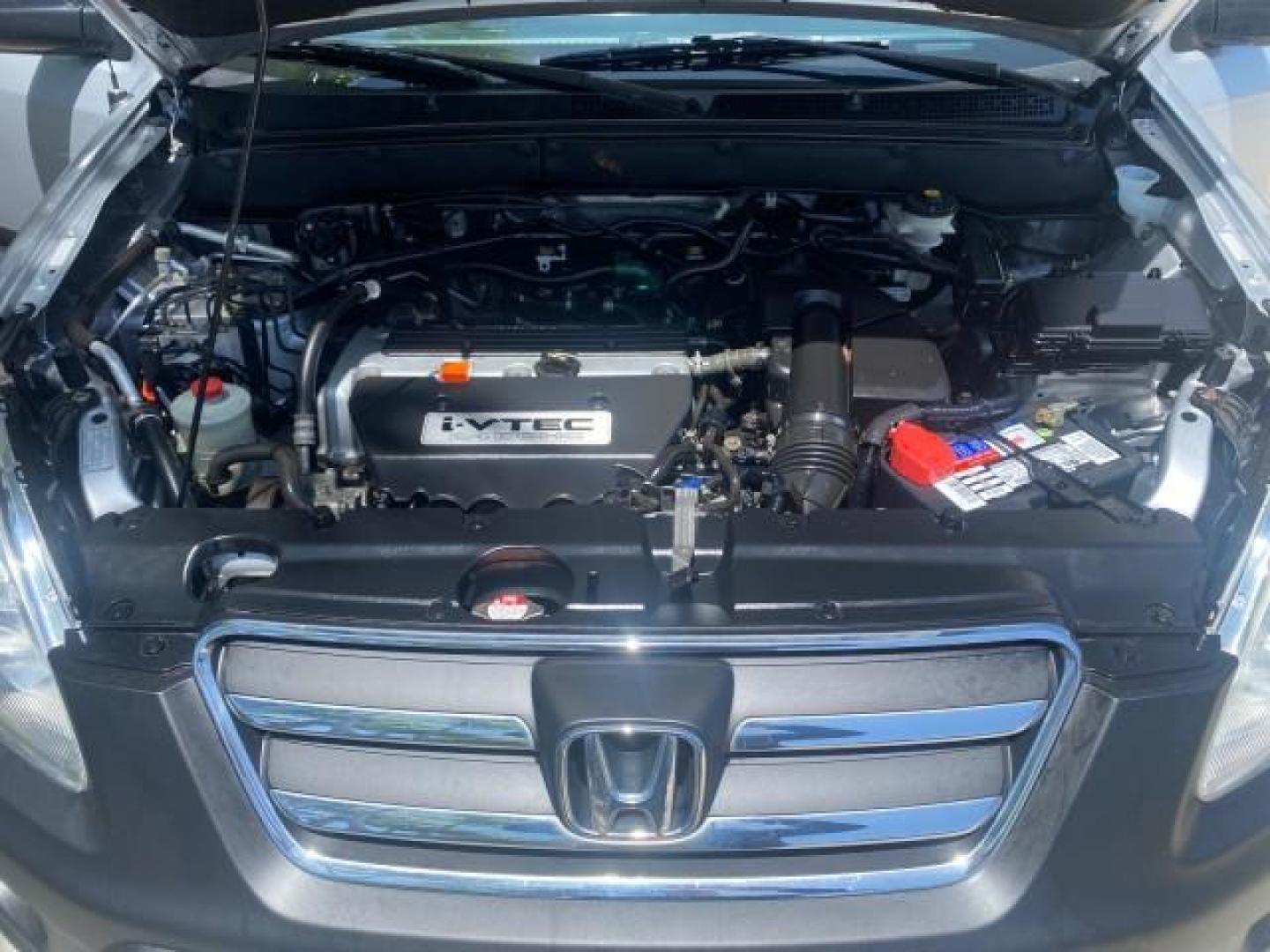 2005 Satin Silver Metallic /Black Honda CR-V AWD LX 1 OWNER LOW MILES 42,114 (SHSRD78595U) with an 2.4L DOHC MPFI 16-Valve i-VTEC I4 Engine engine, Automatic transmission, located at 4701 North Dixie Hwy, Pompano Beach, FL, 33064, (954) 422-2889, 26.240938, -80.123474 - OUR WEBPAGE FLORIDACARS1.COM HAS OVER 100 PHOTOS AND FREE CARFAX LINK 2005 HONDA CR-V LX VIN: SHSRD78595U324036 S H S R D 7 8 5 9 5 U 3 2 4 0 3 6 4 DOOR WAGON/SPORT UTILITY 2.4L I4 F DOHC GASOLINE ALL WHEEL DRIVE Top Features 4WD/AWD Cloth Seats Tow Hitch Basic Features ABS Brakes AM/FM Stereo Air C - Photo#17