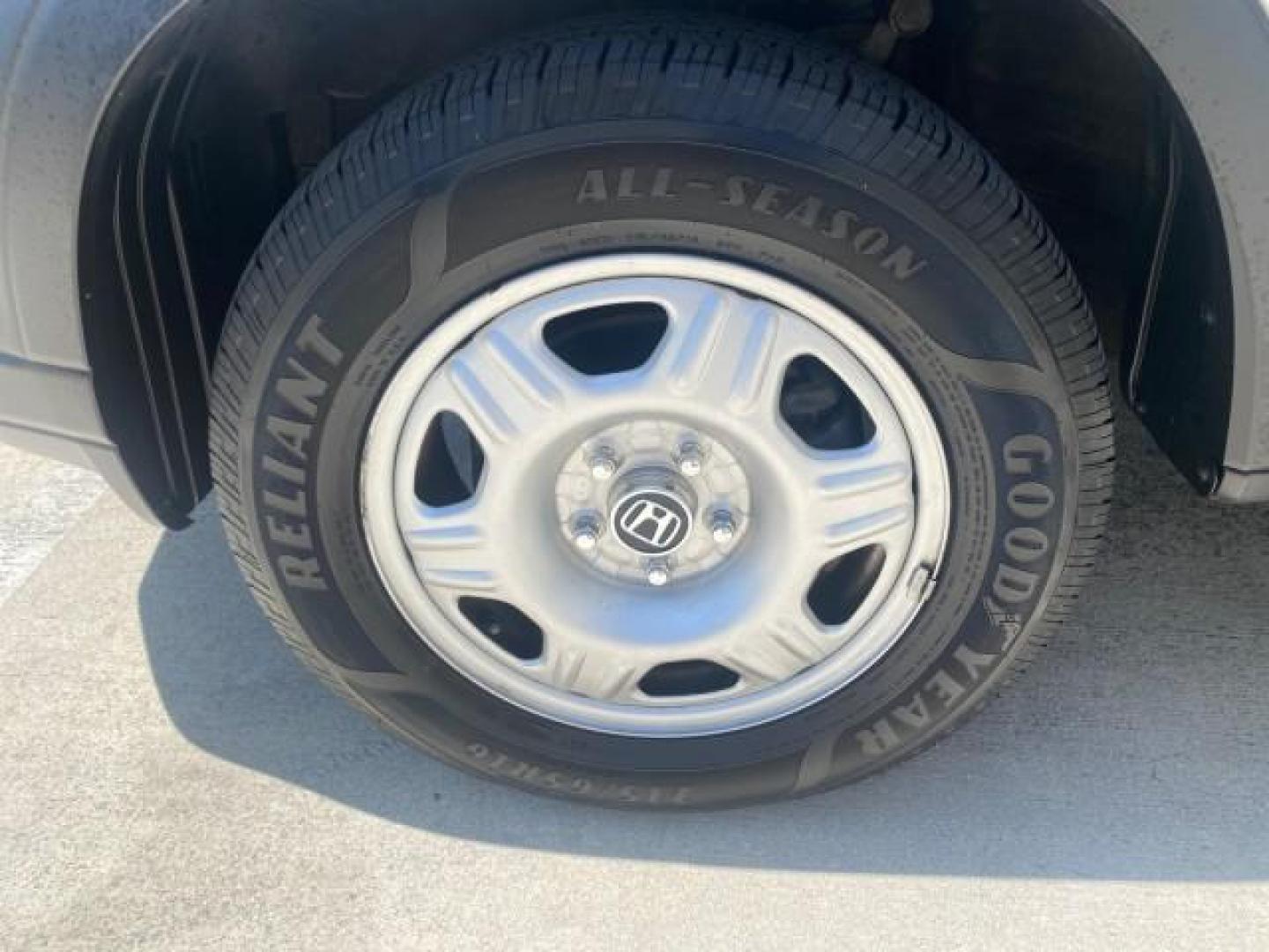 2005 Satin Silver Metallic /Black Honda CR-V AWD LX 1 OWNER LOW MILES 42,114 (SHSRD78595U) with an 2.4L DOHC MPFI 16-Valve i-VTEC I4 Engine engine, Automatic transmission, located at 4701 North Dixie Hwy, Pompano Beach, FL, 33064, (954) 422-2889, 26.240938, -80.123474 - OUR WEBPAGE FLORIDACARS1.COM HAS OVER 100 PHOTOS AND FREE CARFAX LINK 2005 HONDA CR-V LX VIN: SHSRD78595U324036 S H S R D 7 8 5 9 5 U 3 2 4 0 3 6 4 DOOR WAGON/SPORT UTILITY 2.4L I4 F DOHC GASOLINE ALL WHEEL DRIVE Top Features 4WD/AWD Cloth Seats Tow Hitch Basic Features ABS Brakes AM/FM Stereo Air C - Photo#19