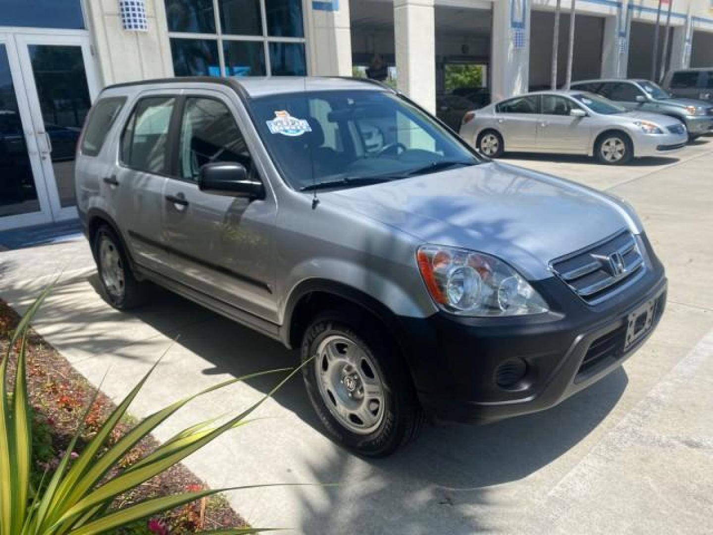 2005 Satin Silver Metallic /Black Honda CR-V AWD LX 1 OWNER LOW MILES 42,114 (SHSRD78595U) with an 2.4L DOHC MPFI 16-Valve i-VTEC I4 Engine engine, Automatic transmission, located at 4701 North Dixie Hwy, Pompano Beach, FL, 33064, (954) 422-2889, 26.240938, -80.123474 - OUR WEBPAGE FLORIDACARS1.COM HAS OVER 100 PHOTOS AND FREE CARFAX LINK 2005 HONDA CR-V LX VIN: SHSRD78595U324036 S H S R D 7 8 5 9 5 U 3 2 4 0 3 6 4 DOOR WAGON/SPORT UTILITY 2.4L I4 F DOHC GASOLINE ALL WHEEL DRIVE Top Features 4WD/AWD Cloth Seats Tow Hitch Basic Features ABS Brakes AM/FM Stereo Air C - Photo#24