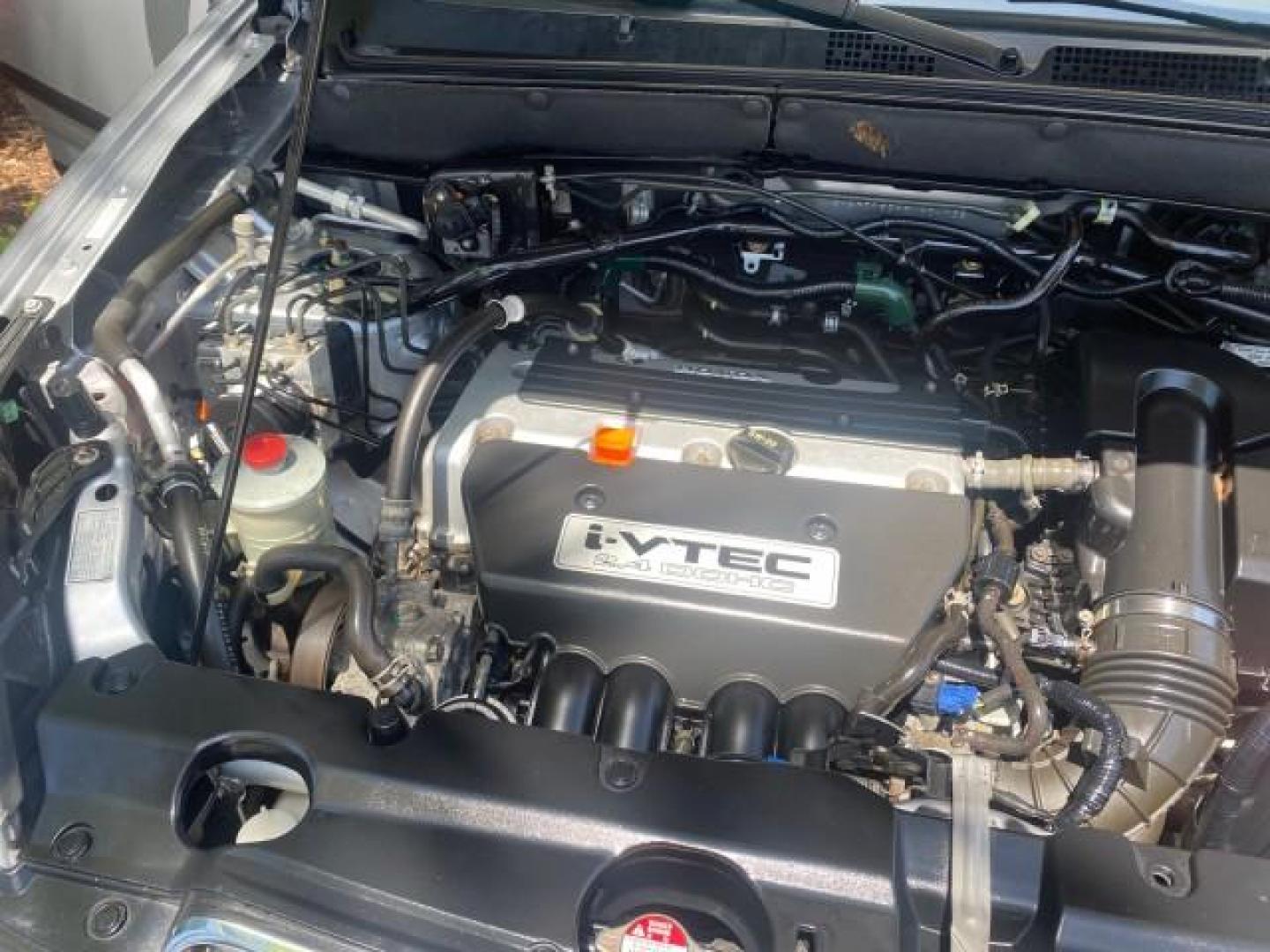 2005 Satin Silver Metallic /Black Honda CR-V AWD LX 1 OWNER LOW MILES 42,114 (SHSRD78595U) with an 2.4L DOHC MPFI 16-Valve i-VTEC I4 Engine engine, Automatic transmission, located at 4701 North Dixie Hwy, Pompano Beach, FL, 33064, (954) 422-2889, 26.240938, -80.123474 - OUR WEBPAGE FLORIDACARS1.COM HAS OVER 100 PHOTOS AND FREE CARFAX LINK 2005 HONDA CR-V LX VIN: SHSRD78595U324036 S H S R D 7 8 5 9 5 U 3 2 4 0 3 6 4 DOOR WAGON/SPORT UTILITY 2.4L I4 F DOHC GASOLINE ALL WHEEL DRIVE Top Features 4WD/AWD Cloth Seats Tow Hitch Basic Features ABS Brakes AM/FM Stereo Air C - Photo#25