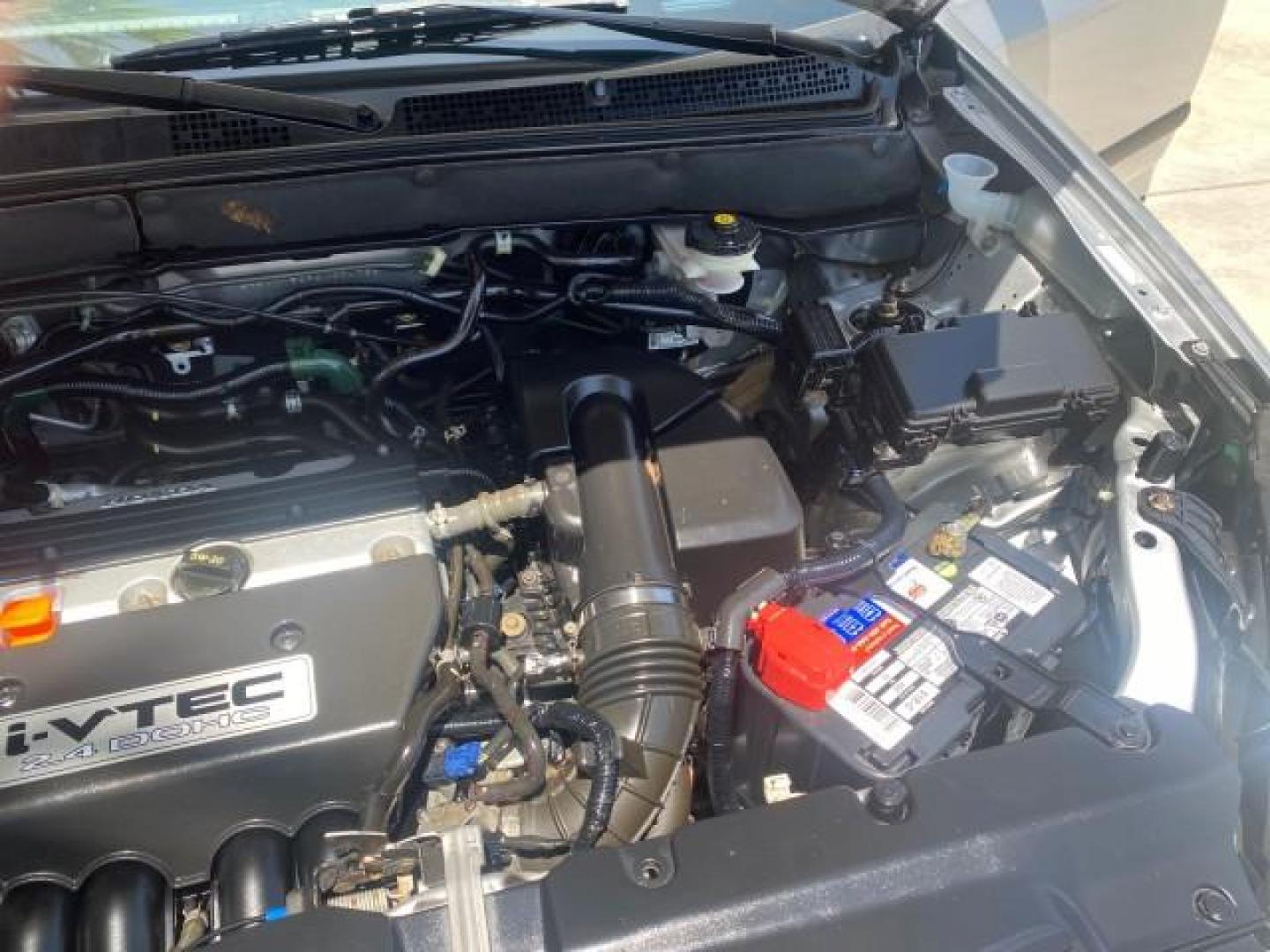 2005 Satin Silver Metallic /Black Honda CR-V AWD LX 1 OWNER LOW MILES 42,114 (SHSRD78595U) with an 2.4L DOHC MPFI 16-Valve i-VTEC I4 Engine engine, Automatic transmission, located at 4701 North Dixie Hwy, Pompano Beach, FL, 33064, (954) 422-2889, 26.240938, -80.123474 - OUR WEBPAGE FLORIDACARS1.COM HAS OVER 100 PHOTOS AND FREE CARFAX LINK 2005 HONDA CR-V LX VIN: SHSRD78595U324036 S H S R D 7 8 5 9 5 U 3 2 4 0 3 6 4 DOOR WAGON/SPORT UTILITY 2.4L I4 F DOHC GASOLINE ALL WHEEL DRIVE Top Features 4WD/AWD Cloth Seats Tow Hitch Basic Features ABS Brakes AM/FM Stereo Air C - Photo#26