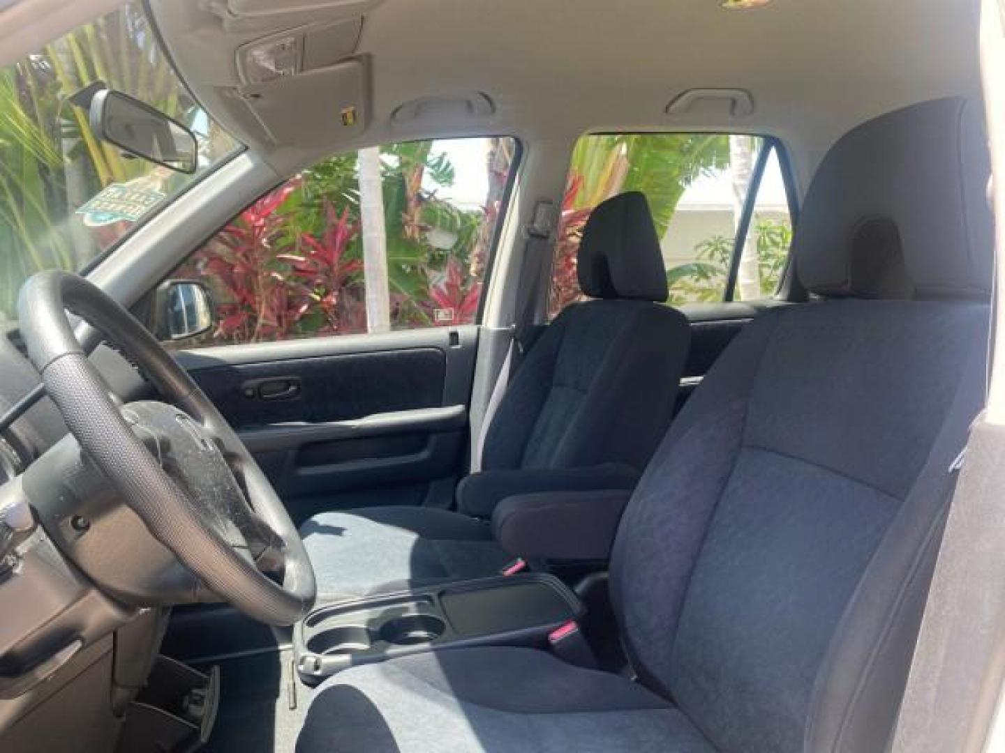 2005 Satin Silver Metallic /Black Honda CR-V AWD LX 1 OWNER LOW MILES 42,114 (SHSRD78595U) with an 2.4L DOHC MPFI 16-Valve i-VTEC I4 Engine engine, Automatic transmission, located at 4701 North Dixie Hwy, Pompano Beach, FL, 33064, (954) 422-2889, 26.240938, -80.123474 - OUR WEBPAGE FLORIDACARS1.COM HAS OVER 100 PHOTOS AND FREE CARFAX LINK 2005 HONDA CR-V LX VIN: SHSRD78595U324036 S H S R D 7 8 5 9 5 U 3 2 4 0 3 6 4 DOOR WAGON/SPORT UTILITY 2.4L I4 F DOHC GASOLINE ALL WHEEL DRIVE Top Features 4WD/AWD Cloth Seats Tow Hitch Basic Features ABS Brakes AM/FM Stereo Air C - Photo#32