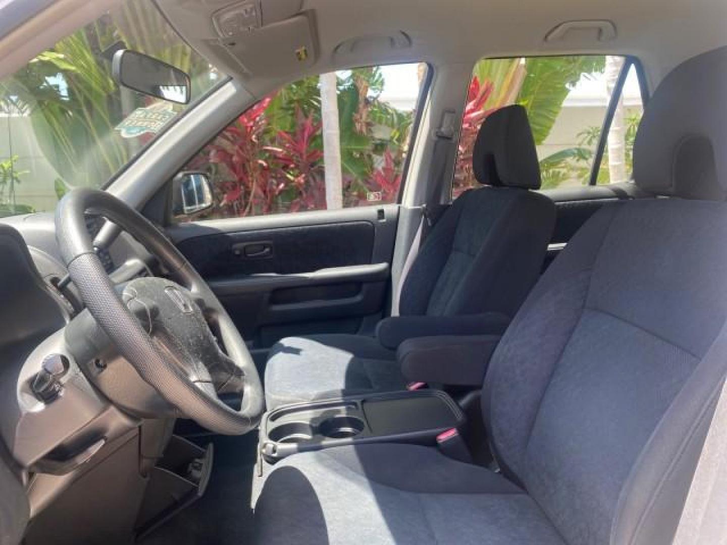 2005 Satin Silver Metallic /Black Honda CR-V AWD LX 1 OWNER LOW MILES 42,114 (SHSRD78595U) with an 2.4L DOHC MPFI 16-Valve i-VTEC I4 Engine engine, Automatic transmission, located at 4701 North Dixie Hwy, Pompano Beach, FL, 33064, (954) 422-2889, 26.240938, -80.123474 - OUR WEBPAGE FLORIDACARS1.COM HAS OVER 100 PHOTOS AND FREE CARFAX LINK 2005 HONDA CR-V LX VIN: SHSRD78595U324036 S H S R D 7 8 5 9 5 U 3 2 4 0 3 6 4 DOOR WAGON/SPORT UTILITY 2.4L I4 F DOHC GASOLINE ALL WHEEL DRIVE Top Features 4WD/AWD Cloth Seats Tow Hitch Basic Features ABS Brakes AM/FM Stereo Air C - Photo#33