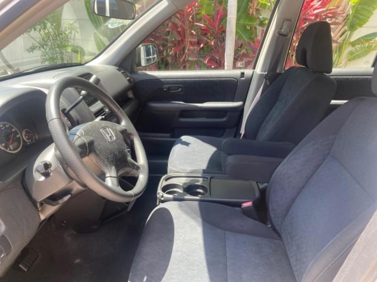 2005 Satin Silver Metallic /Black Honda CR-V AWD LX 1 OWNER LOW MILES 42,114 (SHSRD78595U) with an 2.4L DOHC MPFI 16-Valve i-VTEC I4 Engine engine, Automatic transmission, located at 4701 North Dixie Hwy, Pompano Beach, FL, 33064, (954) 422-2889, 26.240938, -80.123474 - OUR WEBPAGE FLORIDACARS1.COM HAS OVER 100 PHOTOS AND FREE CARFAX LINK 2005 HONDA CR-V LX VIN: SHSRD78595U324036 S H S R D 7 8 5 9 5 U 3 2 4 0 3 6 4 DOOR WAGON/SPORT UTILITY 2.4L I4 F DOHC GASOLINE ALL WHEEL DRIVE Top Features 4WD/AWD Cloth Seats Tow Hitch Basic Features ABS Brakes AM/FM Stereo Air C - Photo#34