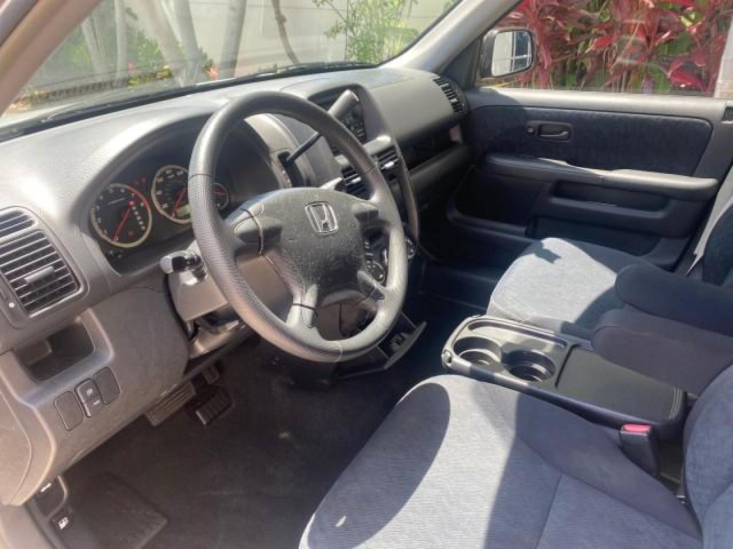 2005 Satin Silver Metallic /Black Honda CR-V AWD LX 1 OWNER LOW MILES 42,114 (SHSRD78595U) with an 2.4L DOHC MPFI 16-Valve i-VTEC I4 Engine engine, Automatic transmission, located at 4701 North Dixie Hwy, Pompano Beach, FL, 33064, (954) 422-2889, 26.240938, -80.123474 - OUR WEBPAGE FLORIDACARS1.COM HAS OVER 100 PHOTOS AND FREE CARFAX LINK 2005 HONDA CR-V LX VIN: SHSRD78595U324036 S H S R D 7 8 5 9 5 U 3 2 4 0 3 6 4 DOOR WAGON/SPORT UTILITY 2.4L I4 F DOHC GASOLINE ALL WHEEL DRIVE Top Features 4WD/AWD Cloth Seats Tow Hitch Basic Features ABS Brakes AM/FM Stereo Air C - Photo#35