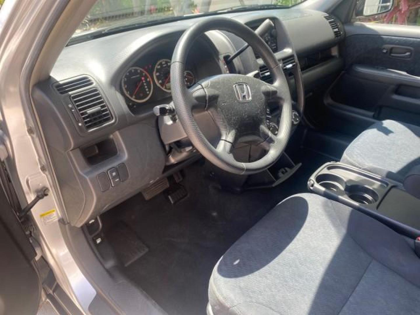2005 Satin Silver Metallic /Black Honda CR-V AWD LX 1 OWNER LOW MILES 42,114 (SHSRD78595U) with an 2.4L DOHC MPFI 16-Valve i-VTEC I4 Engine engine, Automatic transmission, located at 4701 North Dixie Hwy, Pompano Beach, FL, 33064, (954) 422-2889, 26.240938, -80.123474 - OUR WEBPAGE FLORIDACARS1.COM HAS OVER 100 PHOTOS AND FREE CARFAX LINK 2005 HONDA CR-V LX VIN: SHSRD78595U324036 S H S R D 7 8 5 9 5 U 3 2 4 0 3 6 4 DOOR WAGON/SPORT UTILITY 2.4L I4 F DOHC GASOLINE ALL WHEEL DRIVE Top Features 4WD/AWD Cloth Seats Tow Hitch Basic Features ABS Brakes AM/FM Stereo Air C - Photo#36