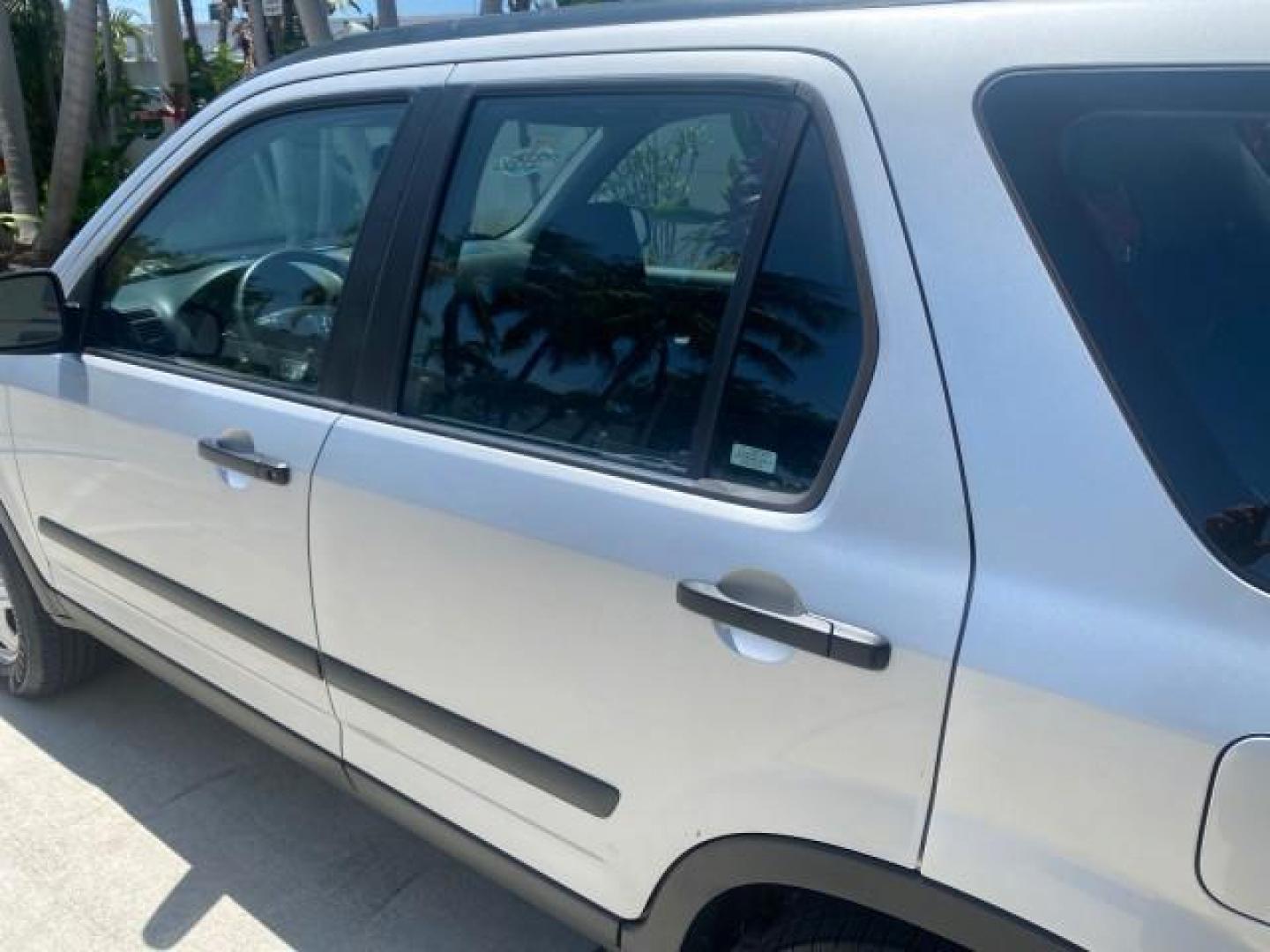 2005 Satin Silver Metallic /Black Honda CR-V AWD LX 1 OWNER LOW MILES 42,114 (SHSRD78595U) with an 2.4L DOHC MPFI 16-Valve i-VTEC I4 Engine engine, Automatic transmission, located at 4701 North Dixie Hwy, Pompano Beach, FL, 33064, (954) 422-2889, 26.240938, -80.123474 - OUR WEBPAGE FLORIDACARS1.COM HAS OVER 100 PHOTOS AND FREE CARFAX LINK 2005 HONDA CR-V LX VIN: SHSRD78595U324036 S H S R D 7 8 5 9 5 U 3 2 4 0 3 6 4 DOOR WAGON/SPORT UTILITY 2.4L I4 F DOHC GASOLINE ALL WHEEL DRIVE Top Features 4WD/AWD Cloth Seats Tow Hitch Basic Features ABS Brakes AM/FM Stereo Air C - Photo#60