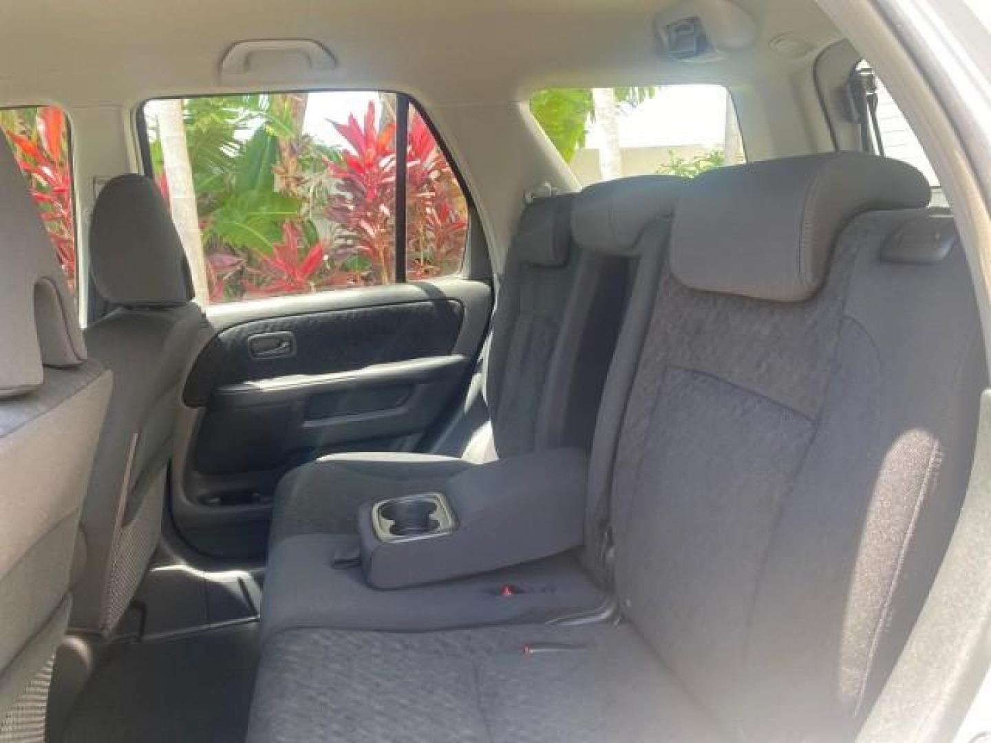 2005 Satin Silver Metallic /Black Honda CR-V AWD LX 1 OWNER LOW MILES 42,114 (SHSRD78595U) with an 2.4L DOHC MPFI 16-Valve i-VTEC I4 Engine engine, Automatic transmission, located at 4701 North Dixie Hwy, Pompano Beach, FL, 33064, (954) 422-2889, 26.240938, -80.123474 - OUR WEBPAGE FLORIDACARS1.COM HAS OVER 100 PHOTOS AND FREE CARFAX LINK 2005 HONDA CR-V LX VIN: SHSRD78595U324036 S H S R D 7 8 5 9 5 U 3 2 4 0 3 6 4 DOOR WAGON/SPORT UTILITY 2.4L I4 F DOHC GASOLINE ALL WHEEL DRIVE Top Features 4WD/AWD Cloth Seats Tow Hitch Basic Features ABS Brakes AM/FM Stereo Air C - Photo#63