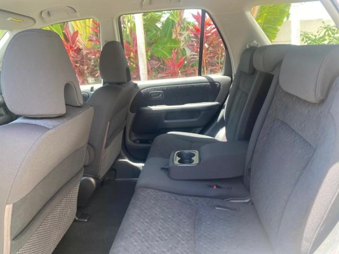 2005 Satin Silver Metallic /Black Honda CR-V AWD LX 1 OWNER LOW MILES 42,114 (SHSRD78595U) with an 2.4L DOHC MPFI 16-Valve i-VTEC I4 Engine engine, Automatic transmission, located at 4701 North Dixie Hwy, Pompano Beach, FL, 33064, (954) 422-2889, 26.240938, -80.123474 - OUR WEBPAGE FLORIDACARS1.COM HAS OVER 100 PHOTOS AND FREE CARFAX LINK 2005 HONDA CR-V LX VIN: SHSRD78595U324036 S H S R D 7 8 5 9 5 U 3 2 4 0 3 6 4 DOOR WAGON/SPORT UTILITY 2.4L I4 F DOHC GASOLINE ALL WHEEL DRIVE Top Features 4WD/AWD Cloth Seats Tow Hitch Basic Features ABS Brakes AM/FM Stereo Air C - Photo#65