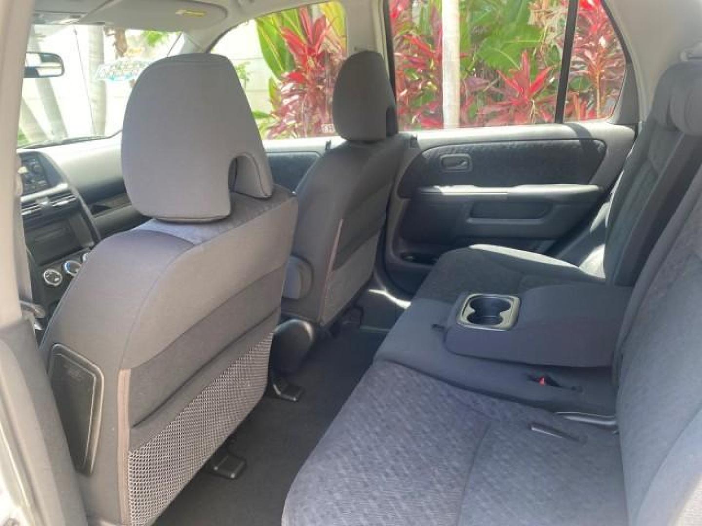 2005 Satin Silver Metallic /Black Honda CR-V AWD LX 1 OWNER LOW MILES 42,114 (SHSRD78595U) with an 2.4L DOHC MPFI 16-Valve i-VTEC I4 Engine engine, Automatic transmission, located at 4701 North Dixie Hwy, Pompano Beach, FL, 33064, (954) 422-2889, 26.240938, -80.123474 - OUR WEBPAGE FLORIDACARS1.COM HAS OVER 100 PHOTOS AND FREE CARFAX LINK 2005 HONDA CR-V LX VIN: SHSRD78595U324036 S H S R D 7 8 5 9 5 U 3 2 4 0 3 6 4 DOOR WAGON/SPORT UTILITY 2.4L I4 F DOHC GASOLINE ALL WHEEL DRIVE Top Features 4WD/AWD Cloth Seats Tow Hitch Basic Features ABS Brakes AM/FM Stereo Air C - Photo#66