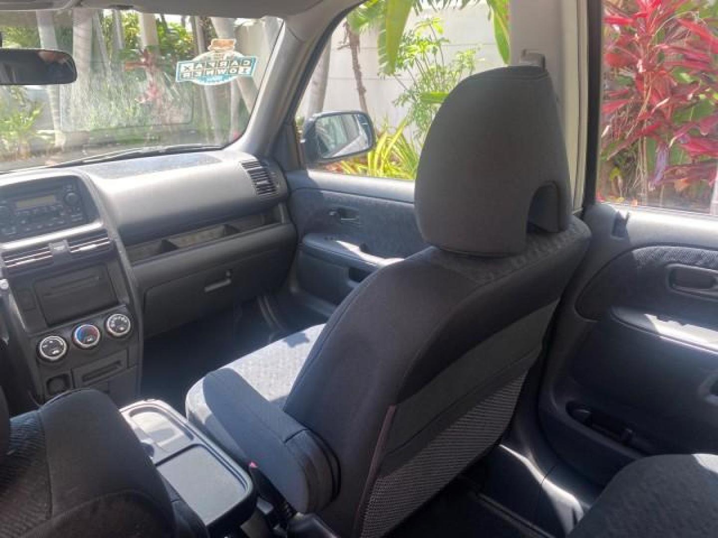 2005 Satin Silver Metallic /Black Honda CR-V AWD LX 1 OWNER LOW MILES 42,114 (SHSRD78595U) with an 2.4L DOHC MPFI 16-Valve i-VTEC I4 Engine engine, Automatic transmission, located at 4701 North Dixie Hwy, Pompano Beach, FL, 33064, (954) 422-2889, 26.240938, -80.123474 - OUR WEBPAGE FLORIDACARS1.COM HAS OVER 100 PHOTOS AND FREE CARFAX LINK 2005 HONDA CR-V LX VIN: SHSRD78595U324036 S H S R D 7 8 5 9 5 U 3 2 4 0 3 6 4 DOOR WAGON/SPORT UTILITY 2.4L I4 F DOHC GASOLINE ALL WHEEL DRIVE Top Features 4WD/AWD Cloth Seats Tow Hitch Basic Features ABS Brakes AM/FM Stereo Air C - Photo#70