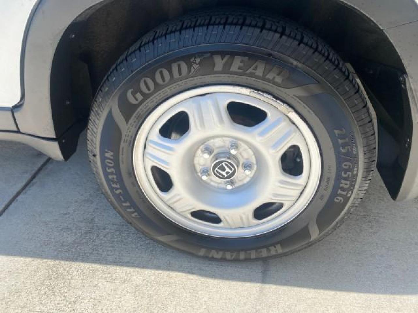 2005 Satin Silver Metallic /Black Honda CR-V AWD LX 1 OWNER LOW MILES 42,114 (SHSRD78595U) with an 2.4L DOHC MPFI 16-Valve i-VTEC I4 Engine engine, Automatic transmission, located at 4701 North Dixie Hwy, Pompano Beach, FL, 33064, (954) 422-2889, 26.240938, -80.123474 - OUR WEBPAGE FLORIDACARS1.COM HAS OVER 100 PHOTOS AND FREE CARFAX LINK 2005 HONDA CR-V LX VIN: SHSRD78595U324036 S H S R D 7 8 5 9 5 U 3 2 4 0 3 6 4 DOOR WAGON/SPORT UTILITY 2.4L I4 F DOHC GASOLINE ALL WHEEL DRIVE Top Features 4WD/AWD Cloth Seats Tow Hitch Basic Features ABS Brakes AM/FM Stereo Air C - Photo#73