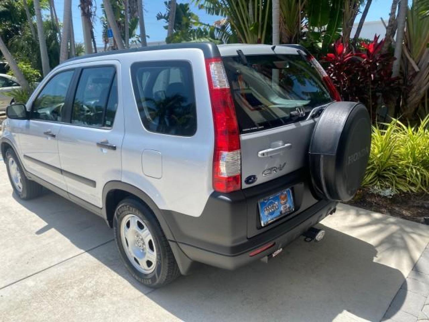 2005 Satin Silver Metallic /Black Honda CR-V AWD LX 1 OWNER LOW MILES 42,114 (SHSRD78595U) with an 2.4L DOHC MPFI 16-Valve i-VTEC I4 Engine engine, Automatic transmission, located at 4701 North Dixie Hwy, Pompano Beach, FL, 33064, (954) 422-2889, 26.240938, -80.123474 - OUR WEBPAGE FLORIDACARS1.COM HAS OVER 100 PHOTOS AND FREE CARFAX LINK 2005 HONDA CR-V LX VIN: SHSRD78595U324036 S H S R D 7 8 5 9 5 U 3 2 4 0 3 6 4 DOOR WAGON/SPORT UTILITY 2.4L I4 F DOHC GASOLINE ALL WHEEL DRIVE Top Features 4WD/AWD Cloth Seats Tow Hitch Basic Features ABS Brakes AM/FM Stereo Air C - Photo#75