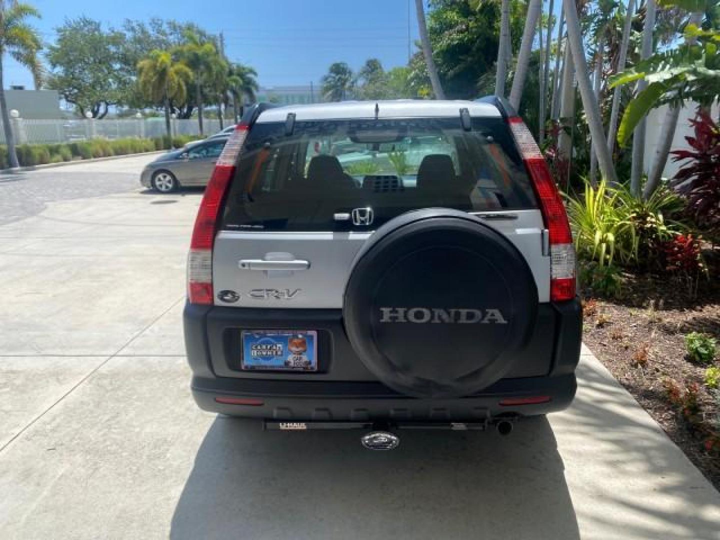 2005 Satin Silver Metallic /Black Honda CR-V AWD LX 1 OWNER LOW MILES 42,114 (SHSRD78595U) with an 2.4L DOHC MPFI 16-Valve i-VTEC I4 Engine engine, Automatic transmission, located at 4701 North Dixie Hwy, Pompano Beach, FL, 33064, (954) 422-2889, 26.240938, -80.123474 - OUR WEBPAGE FLORIDACARS1.COM HAS OVER 100 PHOTOS AND FREE CARFAX LINK 2005 HONDA CR-V LX VIN: SHSRD78595U324036 S H S R D 7 8 5 9 5 U 3 2 4 0 3 6 4 DOOR WAGON/SPORT UTILITY 2.4L I4 F DOHC GASOLINE ALL WHEEL DRIVE Top Features 4WD/AWD Cloth Seats Tow Hitch Basic Features ABS Brakes AM/FM Stereo Air C - Photo#76