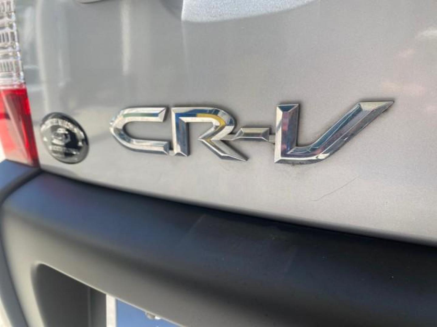 2005 Satin Silver Metallic /Black Honda CR-V AWD LX 1 OWNER LOW MILES 42,114 (SHSRD78595U) with an 2.4L DOHC MPFI 16-Valve i-VTEC I4 Engine engine, Automatic transmission, located at 4701 North Dixie Hwy, Pompano Beach, FL, 33064, (954) 422-2889, 26.240938, -80.123474 - OUR WEBPAGE FLORIDACARS1.COM HAS OVER 100 PHOTOS AND FREE CARFAX LINK 2005 HONDA CR-V LX VIN: SHSRD78595U324036 S H S R D 7 8 5 9 5 U 3 2 4 0 3 6 4 DOOR WAGON/SPORT UTILITY 2.4L I4 F DOHC GASOLINE ALL WHEEL DRIVE Top Features 4WD/AWD Cloth Seats Tow Hitch Basic Features ABS Brakes AM/FM Stereo Air C - Photo#79