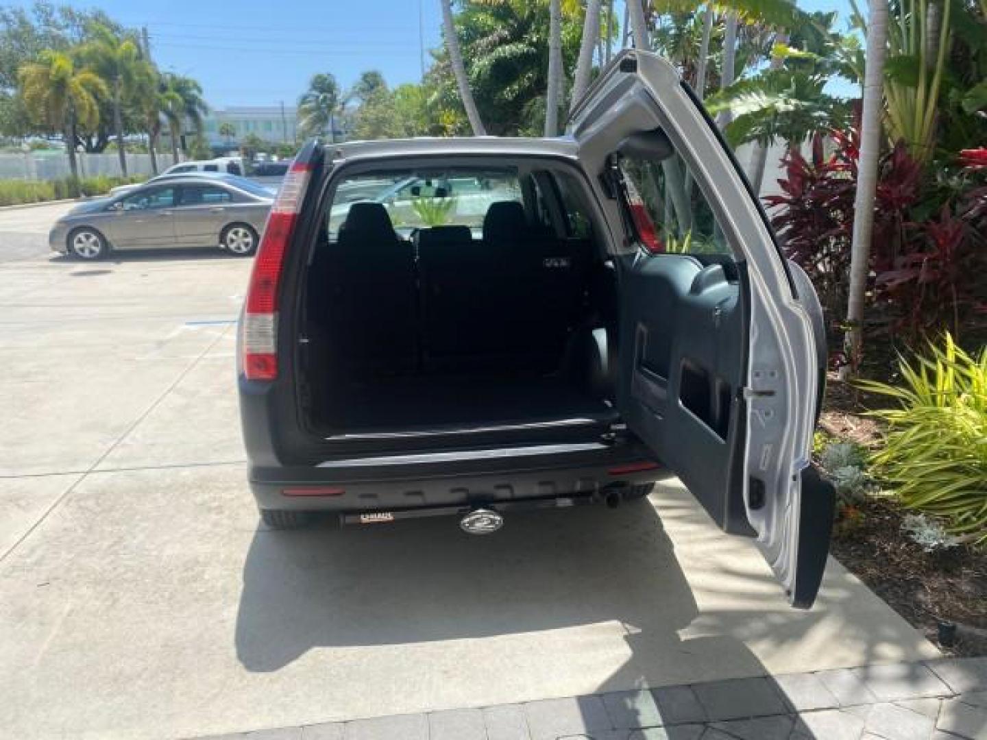 2005 Satin Silver Metallic /Black Honda CR-V AWD LX 1 OWNER LOW MILES 42,114 (SHSRD78595U) with an 2.4L DOHC MPFI 16-Valve i-VTEC I4 Engine engine, Automatic transmission, located at 4701 North Dixie Hwy, Pompano Beach, FL, 33064, (954) 422-2889, 26.240938, -80.123474 - OUR WEBPAGE FLORIDACARS1.COM HAS OVER 100 PHOTOS AND FREE CARFAX LINK 2005 HONDA CR-V LX VIN: SHSRD78595U324036 S H S R D 7 8 5 9 5 U 3 2 4 0 3 6 4 DOOR WAGON/SPORT UTILITY 2.4L I4 F DOHC GASOLINE ALL WHEEL DRIVE Top Features 4WD/AWD Cloth Seats Tow Hitch Basic Features ABS Brakes AM/FM Stereo Air C - Photo#81