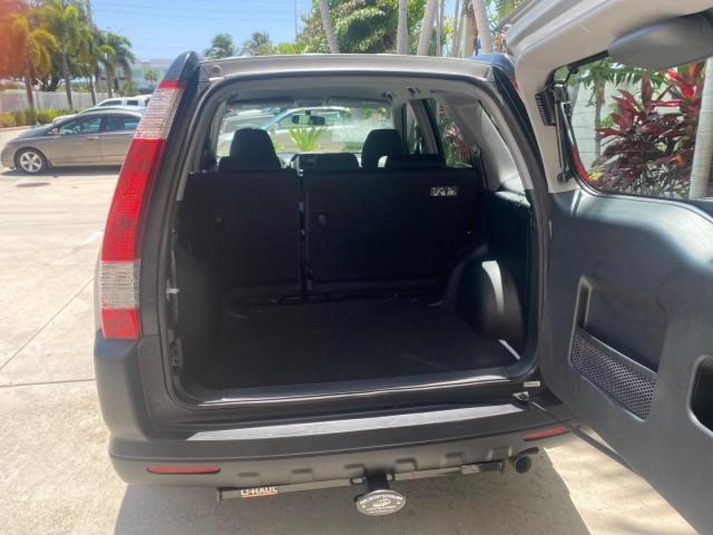 2005 Satin Silver Metallic /Black Honda CR-V AWD LX 1 OWNER LOW MILES 42,114 (SHSRD78595U) with an 2.4L DOHC MPFI 16-Valve i-VTEC I4 Engine engine, Automatic transmission, located at 4701 North Dixie Hwy, Pompano Beach, FL, 33064, (954) 422-2889, 26.240938, -80.123474 - OUR WEBPAGE FLORIDACARS1.COM HAS OVER 100 PHOTOS AND FREE CARFAX LINK 2005 HONDA CR-V LX VIN: SHSRD78595U324036 S H S R D 7 8 5 9 5 U 3 2 4 0 3 6 4 DOOR WAGON/SPORT UTILITY 2.4L I4 F DOHC GASOLINE ALL WHEEL DRIVE Top Features 4WD/AWD Cloth Seats Tow Hitch Basic Features ABS Brakes AM/FM Stereo Air C - Photo#82