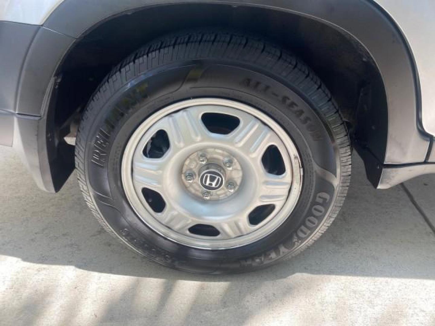 2005 Satin Silver Metallic /Black Honda CR-V AWD LX 1 OWNER LOW MILES 42,114 (SHSRD78595U) with an 2.4L DOHC MPFI 16-Valve i-VTEC I4 Engine engine, Automatic transmission, located at 4701 North Dixie Hwy, Pompano Beach, FL, 33064, (954) 422-2889, 26.240938, -80.123474 - OUR WEBPAGE FLORIDACARS1.COM HAS OVER 100 PHOTOS AND FREE CARFAX LINK 2005 HONDA CR-V LX VIN: SHSRD78595U324036 S H S R D 7 8 5 9 5 U 3 2 4 0 3 6 4 DOOR WAGON/SPORT UTILITY 2.4L I4 F DOHC GASOLINE ALL WHEEL DRIVE Top Features 4WD/AWD Cloth Seats Tow Hitch Basic Features ABS Brakes AM/FM Stereo Air C - Photo#86