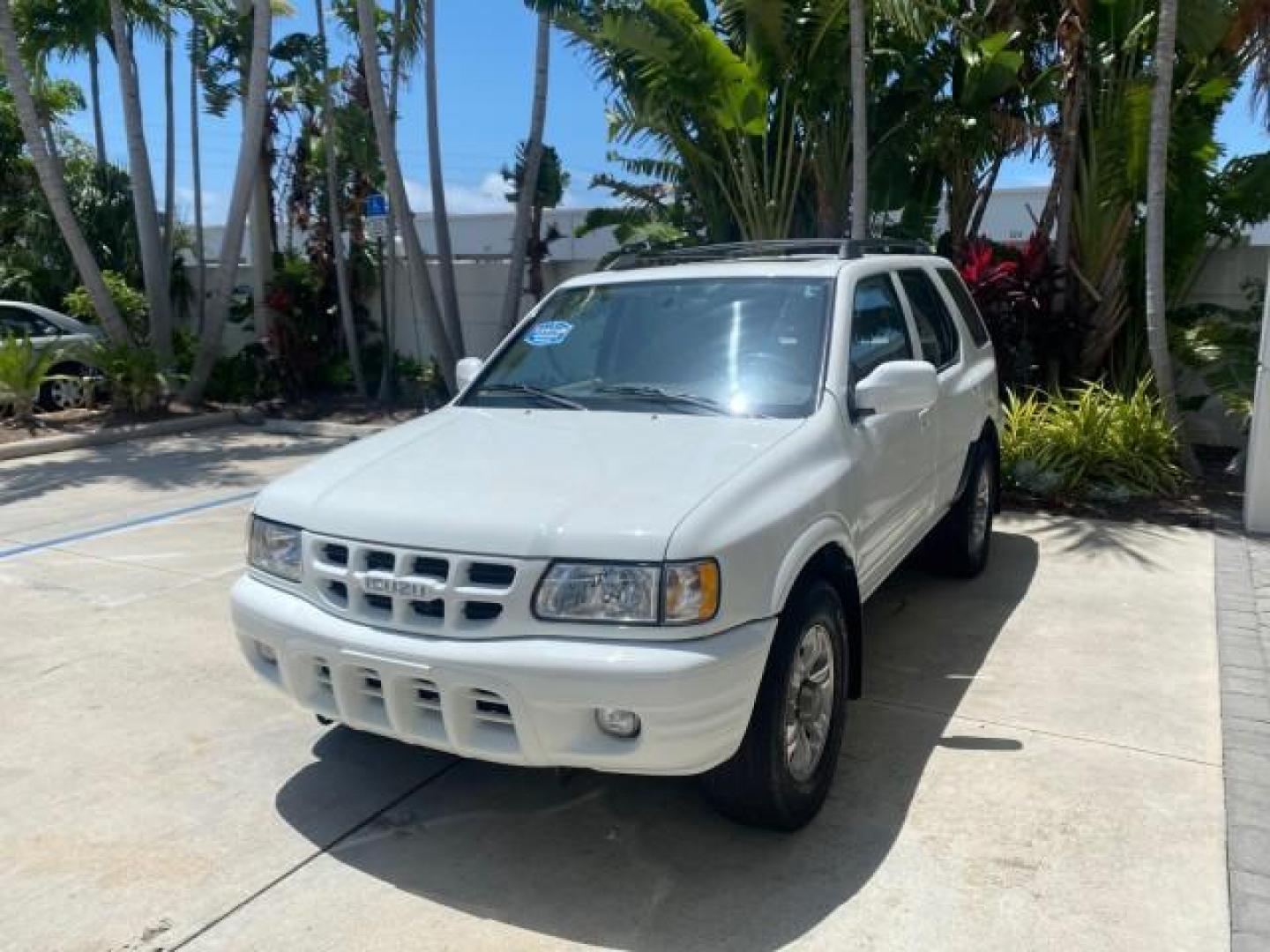 2001 Alpine White /Beige Isuzu Rodeo LSE LOW MILES 78,391 (4S2CK58W814) with an 3.2L DOHC MFI 24-Valve V6 Engine engine, Automatic transmission, located at 4701 North Dixie Hwy, Pompano Beach, FL, 33064, (954) 422-2889, 26.240938, -80.123474 - OUR WEBPAGE FLORIDACARS1.COM HAS OVER 100 PHOTOS AND FREE CARFAX LINK 2001 ISUZU RODEO LSE ROAD READY 3.2L V6 VIN: 4S2CK58W814310263 NO ACCIDENTS 4 DOOR WAGON/SPORT UTILITY NO RECALLS SUNROOF 3.2L DOHC V6 FLORIDA OWNER GASOLINE LOW MILES 78,876 REAR WHEEL DRIVE POWER LEATHER SEATS Approach Lights Cr - Photo#3