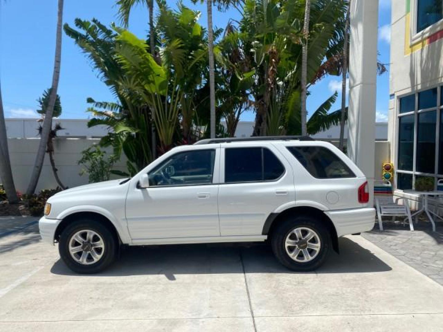 2001 Alpine White /Beige Isuzu Rodeo LSE LOW MILES 78,391 (4S2CK58W814) with an 3.2L DOHC MFI 24-Valve V6 Engine engine, Automatic transmission, located at 4701 North Dixie Hwy, Pompano Beach, FL, 33064, (954) 422-2889, 26.240938, -80.123474 - OUR WEBPAGE FLORIDACARS1.COM HAS OVER 100 PHOTOS AND FREE CARFAX LINK 2001 ISUZU RODEO LSE ROAD READY 3.2L V6 VIN: 4S2CK58W814310263 NO ACCIDENTS 4 DOOR WAGON/SPORT UTILITY NO RECALLS SUNROOF 3.2L DOHC V6 FLORIDA OWNER GASOLINE LOW MILES 78,876 REAR WHEEL DRIVE POWER LEATHER SEATS Approach Lights Cr - Photo#4