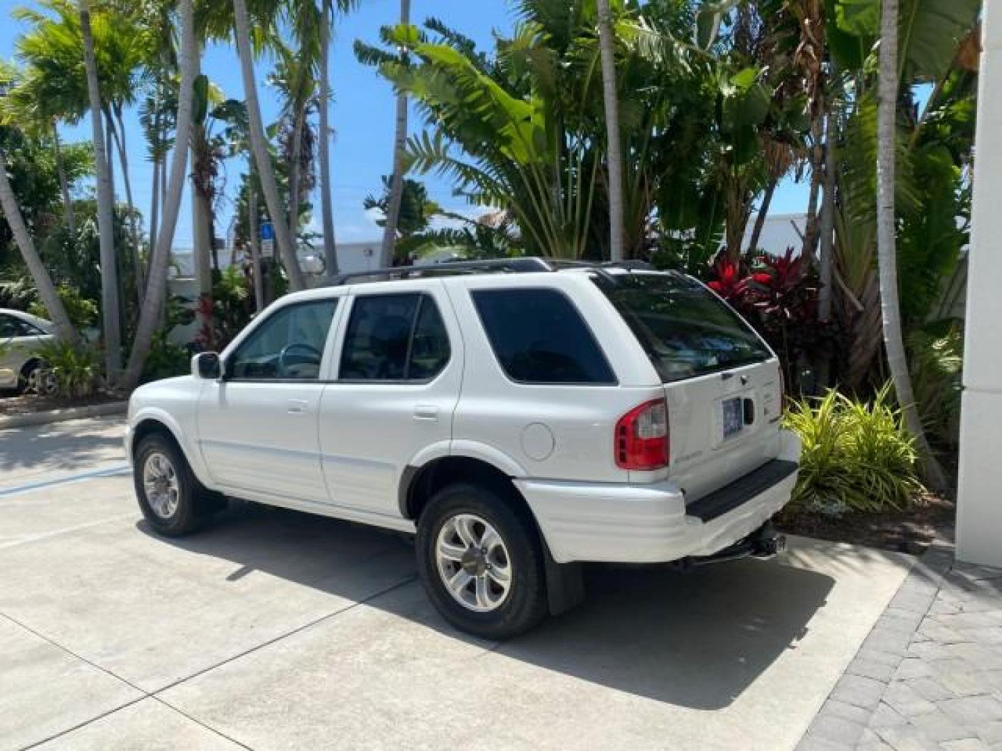 2001 Alpine White /Beige Isuzu Rodeo LSE LOW MILES 78,391 (4S2CK58W814) with an 3.2L DOHC MFI 24-Valve V6 Engine engine, Automatic transmission, located at 4701 North Dixie Hwy, Pompano Beach, FL, 33064, (954) 422-2889, 26.240938, -80.123474 - OUR WEBPAGE FLORIDACARS1.COM HAS OVER 100 PHOTOS AND FREE CARFAX LINK 2001 ISUZU RODEO LSE ROAD READY 3.2L V6 VIN: 4S2CK58W814310263 NO ACCIDENTS 4 DOOR WAGON/SPORT UTILITY NO RECALLS SUNROOF 3.2L DOHC V6 FLORIDA OWNER GASOLINE LOW MILES 78,876 REAR WHEEL DRIVE POWER LEATHER SEATS Approach Lights Cr - Photo#5