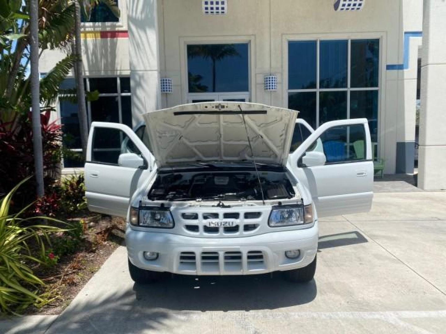 2001 Alpine White /Beige Isuzu Rodeo LSE LOW MILES 78,391 (4S2CK58W814) with an 3.2L DOHC MFI 24-Valve V6 Engine engine, Automatic transmission, located at 4701 North Dixie Hwy, Pompano Beach, FL, 33064, (954) 422-2889, 26.240938, -80.123474 - OUR WEBPAGE FLORIDACARS1.COM HAS OVER 100 PHOTOS AND FREE CARFAX LINK 2001 ISUZU RODEO LSE ROAD READY 3.2L V6 VIN: 4S2CK58W814310263 NO ACCIDENTS 4 DOOR WAGON/SPORT UTILITY NO RECALLS SUNROOF 3.2L DOHC V6 FLORIDA OWNER GASOLINE LOW MILES 78,876 REAR WHEEL DRIVE POWER LEATHER SEATS Approach Lights Cr - Photo#16