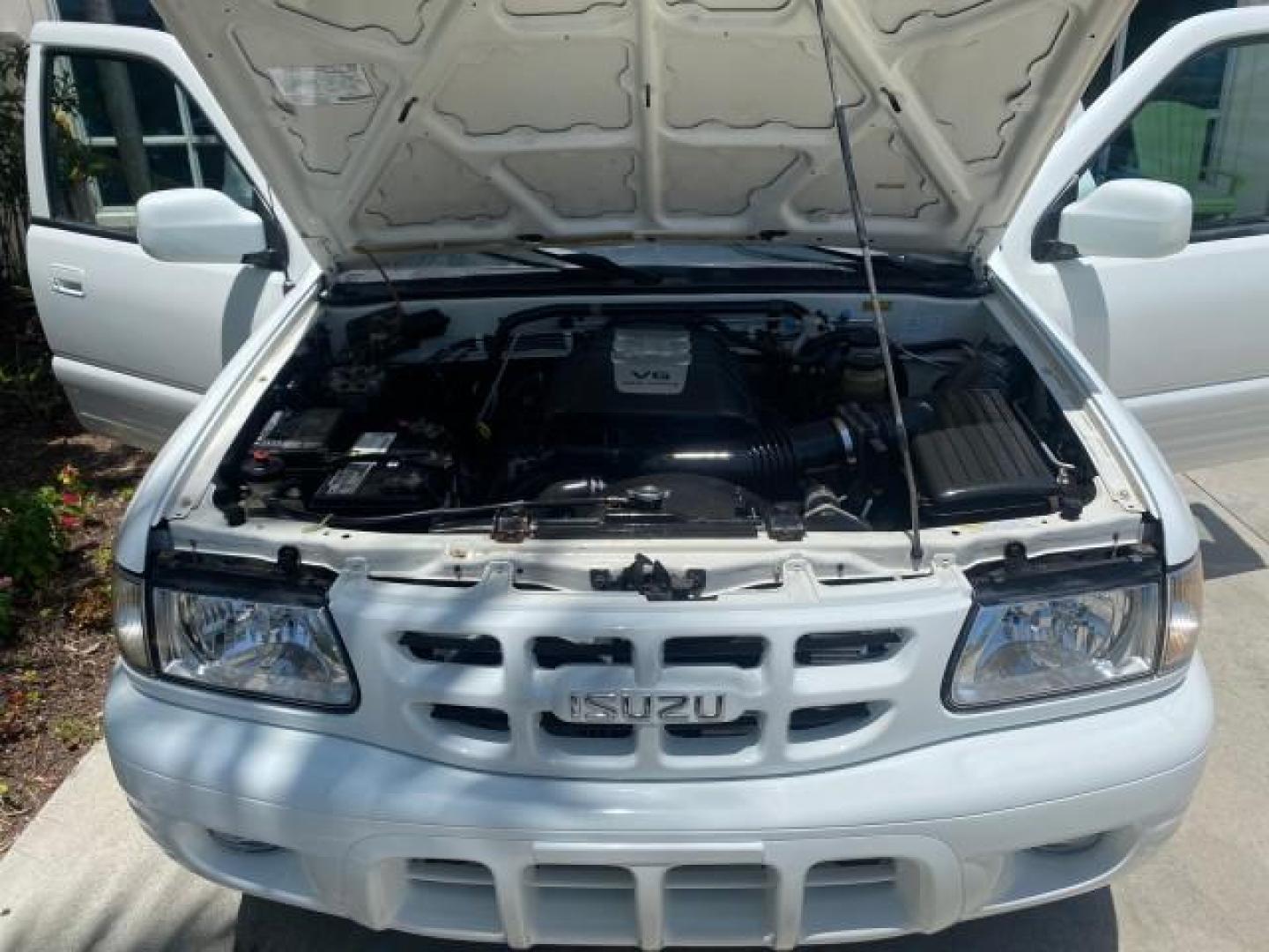 2001 Alpine White /Beige Isuzu Rodeo LSE LOW MILES 78,391 (4S2CK58W814) with an 3.2L DOHC MFI 24-Valve V6 Engine engine, Automatic transmission, located at 4701 North Dixie Hwy, Pompano Beach, FL, 33064, (954) 422-2889, 26.240938, -80.123474 - OUR WEBPAGE FLORIDACARS1.COM HAS OVER 100 PHOTOS AND FREE CARFAX LINK 2001 ISUZU RODEO LSE ROAD READY 3.2L V6 VIN: 4S2CK58W814310263 NO ACCIDENTS 4 DOOR WAGON/SPORT UTILITY NO RECALLS SUNROOF 3.2L DOHC V6 FLORIDA OWNER GASOLINE LOW MILES 78,876 REAR WHEEL DRIVE POWER LEATHER SEATS Approach Lights Cr - Photo#17