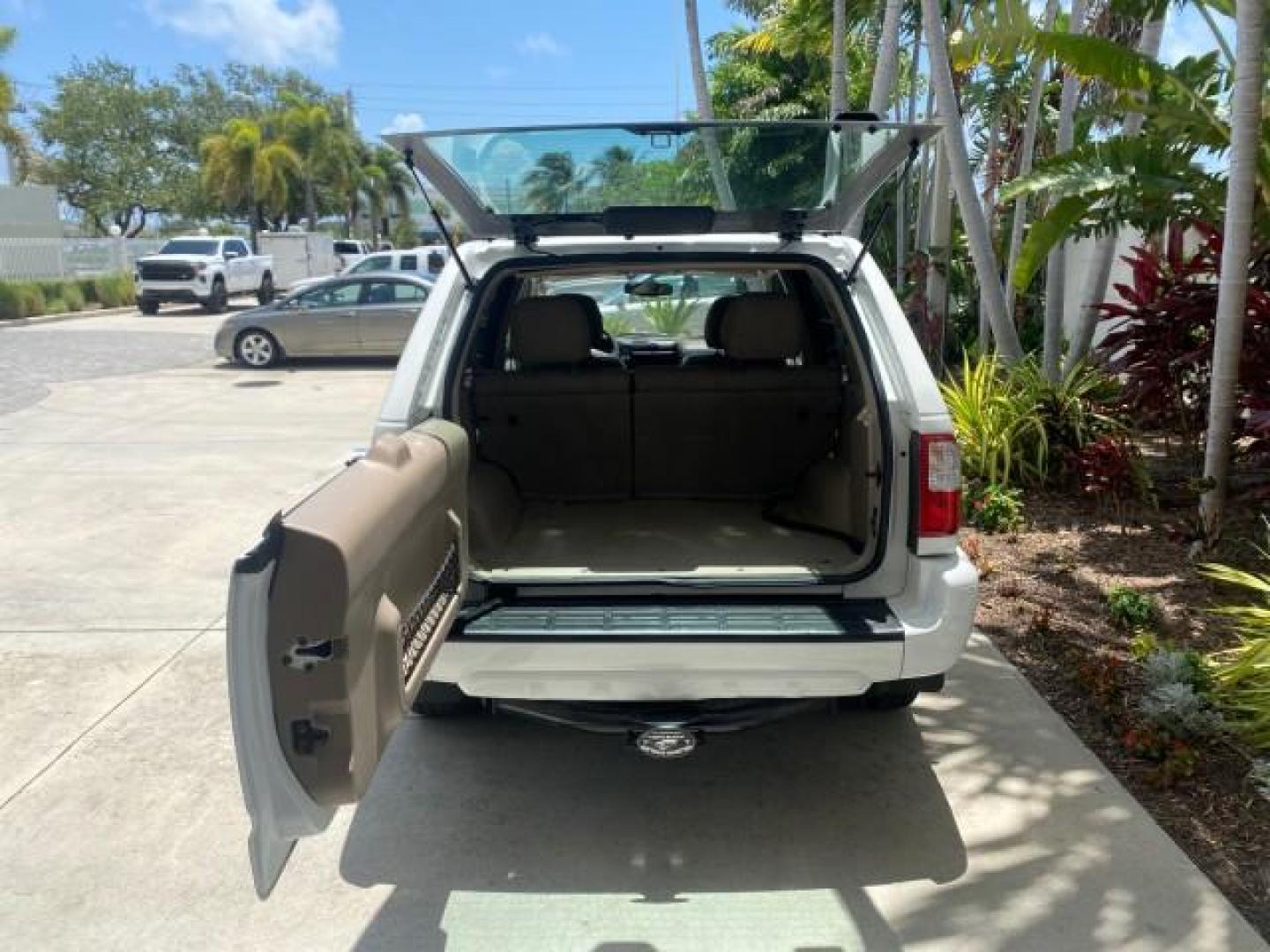 2001 Alpine White /Beige Isuzu Rodeo LSE LOW MILES 78,391 (4S2CK58W814) with an 3.2L DOHC MFI 24-Valve V6 Engine engine, Automatic transmission, located at 4701 North Dixie Hwy, Pompano Beach, FL, 33064, (954) 422-2889, 26.240938, -80.123474 - OUR WEBPAGE FLORIDACARS1.COM HAS OVER 100 PHOTOS AND FREE CARFAX LINK 2001 ISUZU RODEO LSE ROAD READY 3.2L V6 VIN: 4S2CK58W814310263 NO ACCIDENTS 4 DOOR WAGON/SPORT UTILITY NO RECALLS SUNROOF 3.2L DOHC V6 FLORIDA OWNER GASOLINE LOW MILES 78,876 REAR WHEEL DRIVE POWER LEATHER SEATS Approach Lights Cr - Photo#77