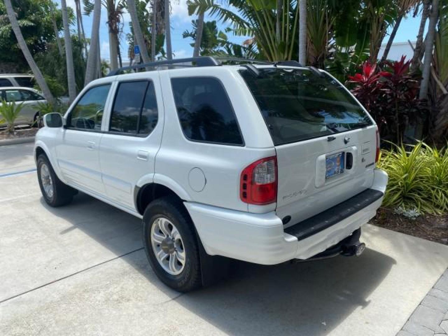 2001 Alpine White /Beige Isuzu Rodeo LSE LOW MILES 78,391 (4S2CK58W814) with an 3.2L DOHC MFI 24-Valve V6 Engine engine, Automatic transmission, located at 4701 North Dixie Hwy, Pompano Beach, FL, 33064, (954) 422-2889, 26.240938, -80.123474 - OUR WEBPAGE FLORIDACARS1.COM HAS OVER 100 PHOTOS AND FREE CARFAX LINK 2001 ISUZU RODEO LSE ROAD READY 3.2L V6 VIN: 4S2CK58W814310263 NO ACCIDENTS 4 DOOR WAGON/SPORT UTILITY NO RECALLS SUNROOF 3.2L DOHC V6 FLORIDA OWNER GASOLINE LOW MILES 78,876 REAR WHEEL DRIVE POWER LEATHER SEATS Approach Lights Cr - Photo#81