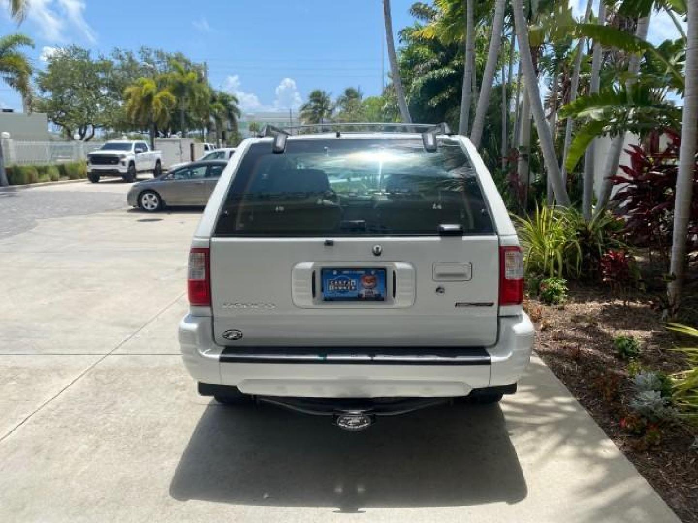 2001 Alpine White /Beige Isuzu Rodeo LSE LOW MILES 78,391 (4S2CK58W814) with an 3.2L DOHC MFI 24-Valve V6 Engine engine, Automatic transmission, located at 4701 North Dixie Hwy, Pompano Beach, FL, 33064, (954) 422-2889, 26.240938, -80.123474 - OUR WEBPAGE FLORIDACARS1.COM HAS OVER 100 PHOTOS AND FREE CARFAX LINK 2001 ISUZU RODEO LSE ROAD READY 3.2L V6 VIN: 4S2CK58W814310263 NO ACCIDENTS 4 DOOR WAGON/SPORT UTILITY NO RECALLS SUNROOF 3.2L DOHC V6 FLORIDA OWNER GASOLINE LOW MILES 78,876 REAR WHEEL DRIVE POWER LEATHER SEATS Approach Lights Cr - Photo#82