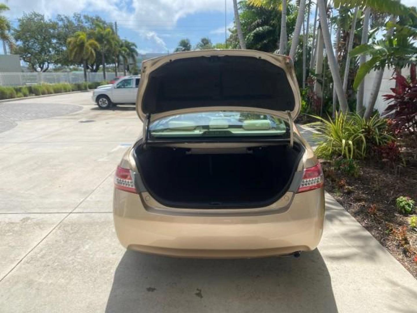 2010 Sandy Beach Metallic /Bisque Toyota Camry LE 1 OWNER LOW MILES 27,079 (4T1BF3EK1AU) with an 2.5L 4-Cyl Engine engine, Automatic transmission, located at 4701 North Dixie Hwy, Pompano Beach, FL, 33064, (954) 422-2889, 26.240938, -80.123474 - OUR WEBPAGE FLORIDACARS1.COM HAS OVER 100 PHOTOS AND FREE CARFAX LINK 2010 TOYOTA CAMRY LE WE WILL ADD NEW TIRES! VIN: 4T1BF3EK1AU533077 4 T 1 B F 3 E K 1 A U 5 3 3 0 7 7 SEDAN 4 DR 2.5L I4 F DOHC 16V 32 MPG GASOLINE FRONT WHEEL DRIVE Top Features Cloth Seats Basic Features ABS Brakes Auxiliary Audi - Photo#75