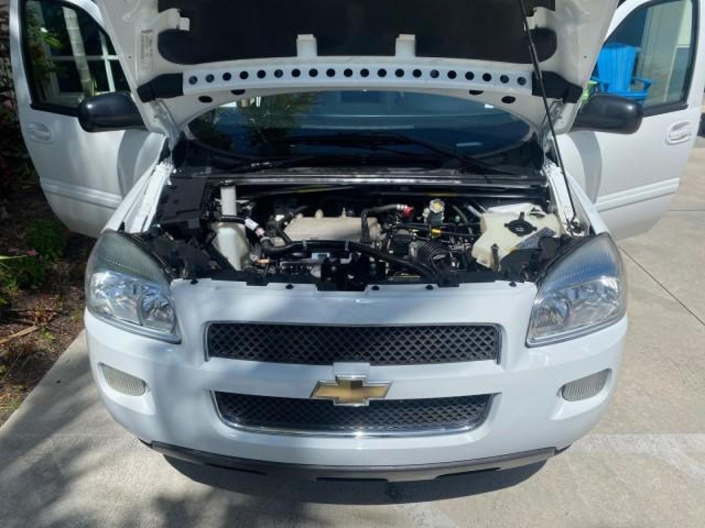 2005 Summit White /Neutral Chevrolet Uplander 1 OWNER LS LOW MILES 30,731 (1GNDV23L85D) with an 3.5L 3500 V6 SFI Engine engine, Automatic transmission, located at 4701 North Dixie Hwy, Pompano Beach, FL, 33064, (954) 422-2889, 26.240938, -80.123474 - OUR WEBPAGE FLORIDACARS1.COM HAS OVER 100 PHOTOS AND FREE CARFAX LINK 2005 CHEVROLET UPLANDER LS VIN: 1GNDV23L85D243888 1 G N D V 2 3 L 8 5 D 2 4 3 8 8 8 VAN 3.5L I6 F GASOLINE FRONT WHEEL DRIVE Top Features Alloy Wheels Leatherette and Cloth Parking Sensors Quad Seats Rear Air Conditioning Rear E - Photo#17