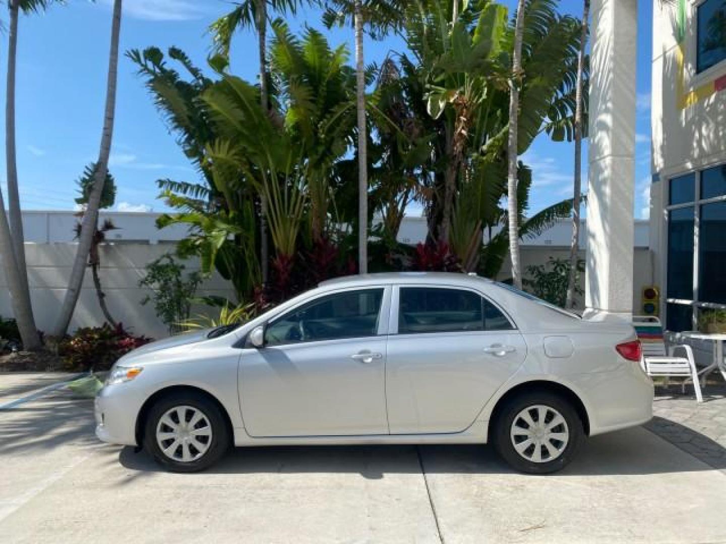 2009 Super White /Ash Toyota Corolla LE 1 OWNER LOW MILES 27,181 (JTDBL40E79J) with an 1.8L DOHC SFI 16-Valve VVT-i 4-Cyl Engine engine, Automatic transmission, located at 4701 North Dixie Hwy, Pompano Beach, FL, 33064, (954) 422-2889, 26.240938, -80.123474 - OUR WEBPAGE FLORIDACARS1.COM HAS OVER 100 PHOTOS AND FREE CARFAX LINK 2009 TOYOTA COROLLA LE VIN: JTDBL40E79J022099 J T D B L 4 0 E 7 9 J 0 2 2 0 9 9 SEDAN 4 DR 1.8L I4 F DOHC 16V 35 MPG GASOLINE FRONT WHEEL DRIVE Top Features Cloth Seats Basic Features ABS Brakes AM/FM Stereo Air Conditioning Autom - Photo#4