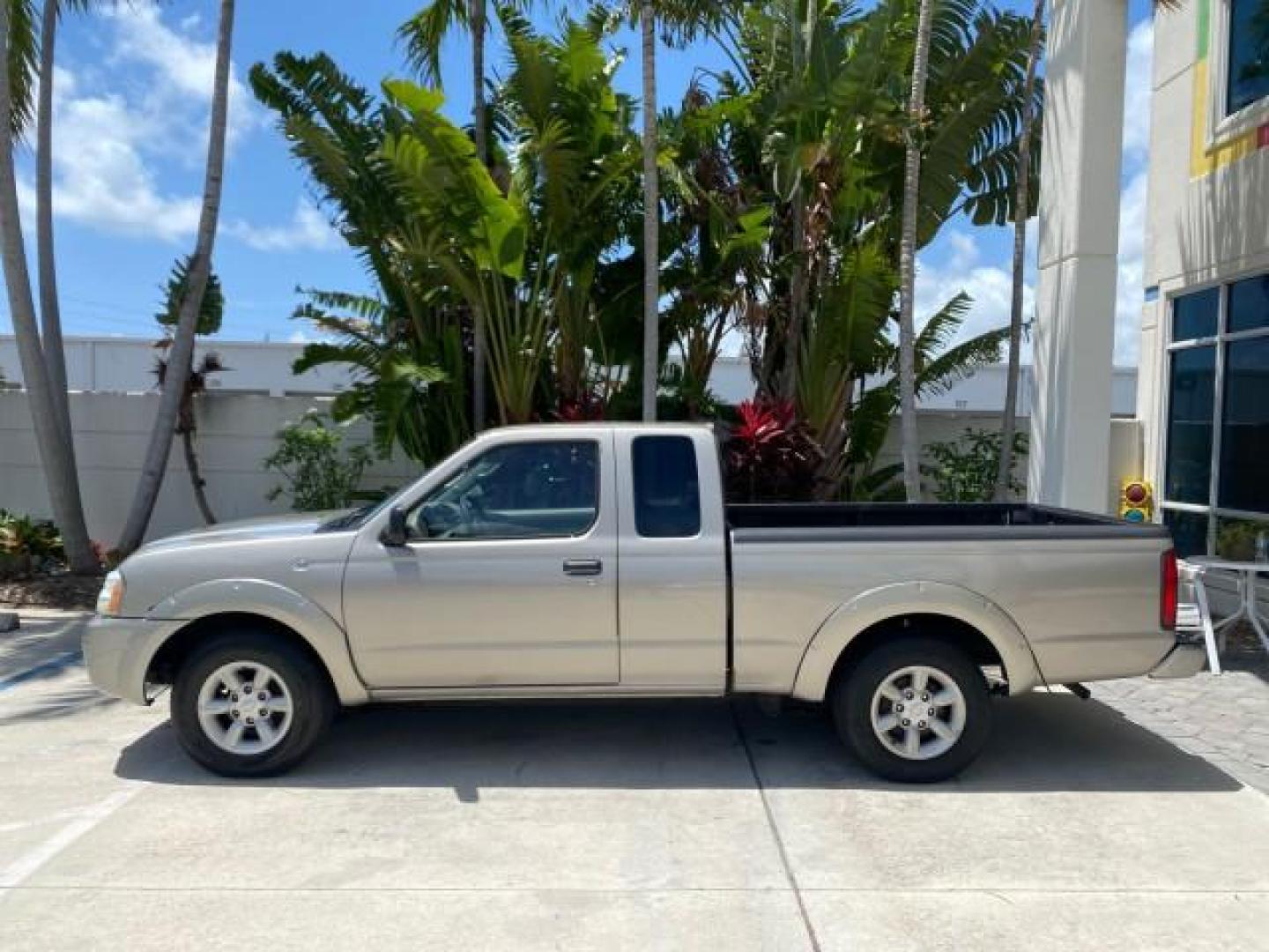 2004 Radiant Silver Metallic /Gray Nissan Frontier 2WD XE LOW MILES 70,508 (1N6DD26T74C) with an 2.4L DOHC SMPI 16-Valve 4-Cyl Engine engine, Manual transmission, located at 4701 North Dixie Hwy, Pompano Beach, FL, 33064, (954) 422-2889, 26.240938, -80.123474 - OUR WEBPAGE FLORIDACARS1.COM HAS OVER 100 PHOTOS AND FREE CARFAX LINK 2004 NISSAN FRONTIER VIN: 1N6DD26T74C451236 CLUB CAB PICKUP 2.4L I4 F DOHC 16V GASOLINE REAR WHEEL DRIVE Top Features Bed Liner Cloth Seats Basic Features ABS Brakes AM/FM Stereo Air Conditioning CD Audio Manual Transmission Power - Photo#4