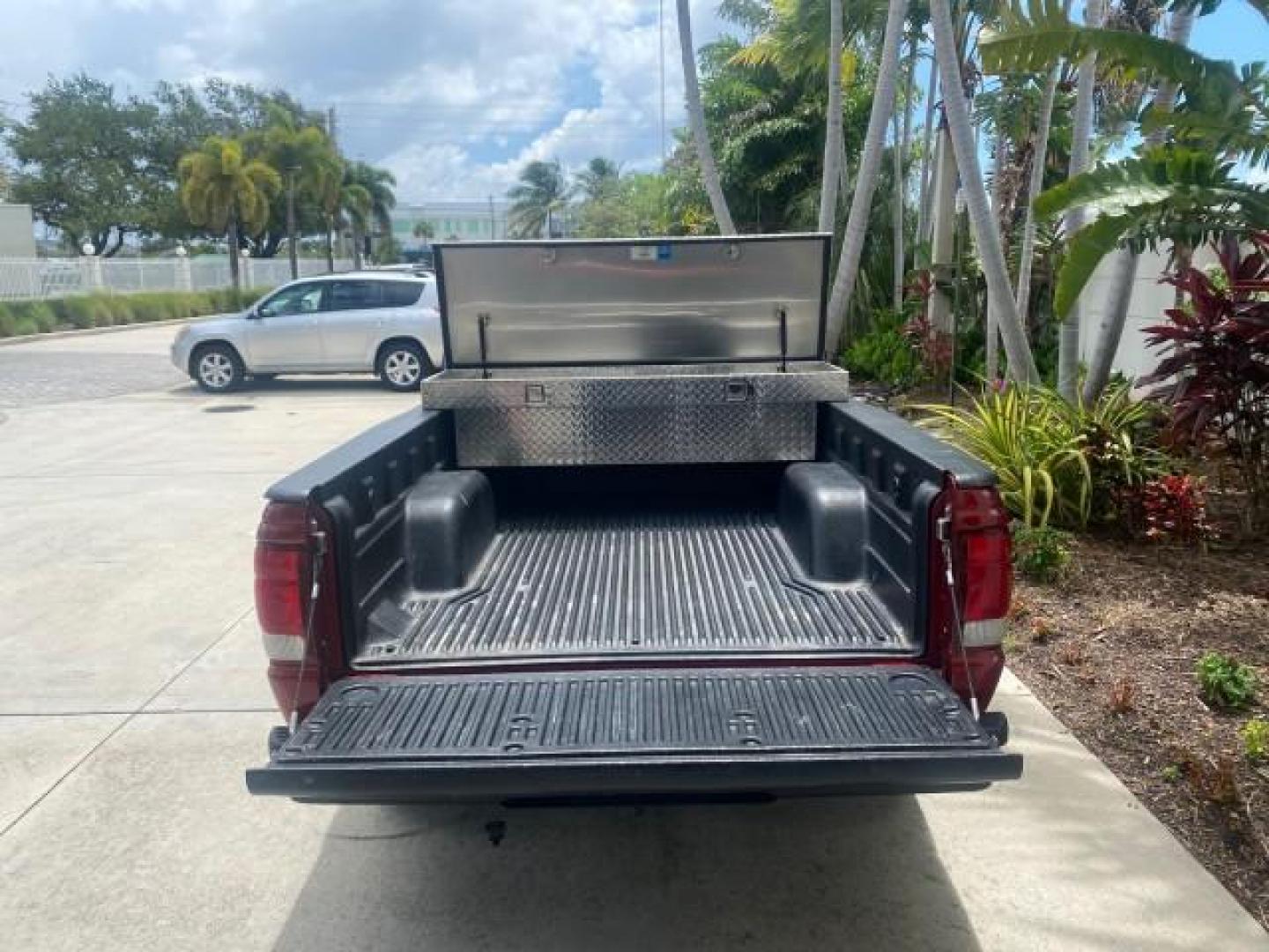 2000 Bright Red /Medium Graphite Ford Ranger XL LOW MILES 68,660 5 SPD (1FTYR10C5YT) with an 2.5L SOHC SEFI 4-Cyl Engine engine, Manual transmission, located at 4701 North Dixie Hwy, Pompano Beach, FL, 33064, (954) 422-2889, 26.240938, -80.123474 - OUR WEBPAGE FLORIDACARS1.COM HAS OVER 100 PHOTOS AND FREE CARFAX LINK 2000 FORD RANGER XL VIN: 1FTYR10C5YTB43464 1 F T Y R 1 0 C 5 Y T B 4 3 4 6 4 PICKUP 2.5L I4 F SOHC 8V GASOLINE REAR WHEEL DRIVE Top Features Bed Liner Cloth Seats Tow Hitch Vinyl Seats Basic Features ABS Brakes AM/FM Stereo CD Aud - Photo#77