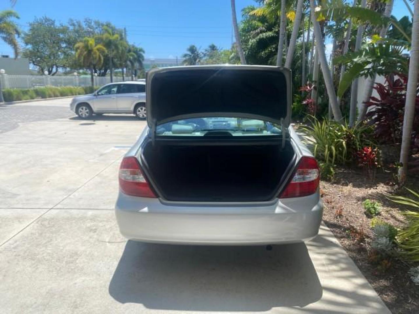 2003 Phantom Gray Pearl /Stone Toyota Camry LE 1 OWNER LOW MILES 68,159 (4T1BE32K23U) with an 2.4L DOHC Vvti 16-Valve 4-Cyl Engine engine, Automatic transmission, located at 4701 North Dixie Hwy, Pompano Beach, FL, 33064, (954) 422-2889, 26.240938, -80.123474 - OUR WEBPAGE FLORIDACARS1.COM HAS OVER 100 PHOTOS AND FREE CARFAX LINK 2003 TOYOTA CAMRY LE VIN: 4T1BE32K23U150498 4 T 1 B E 3 2 K 2 3 U 1 5 0 4 9 8 SEDAN 4 DR 2.4L I4 F DOHC 16V GASOLINE FRONT WHEEL DRIVE Top Features Cloth Seats Basic Features ABS Brakes Automatic Transmission Power Locks Power Win - Photo#78