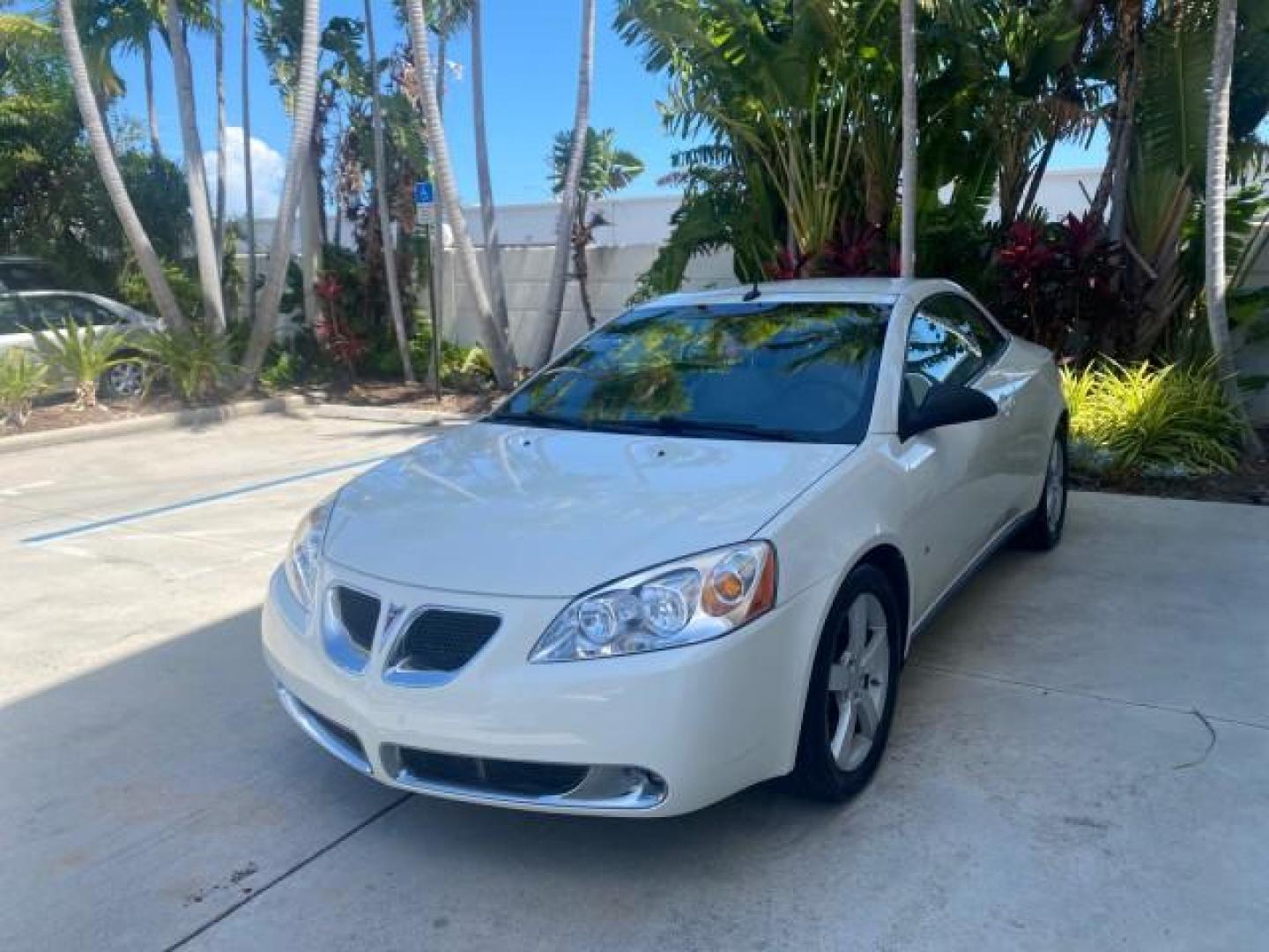 2008 White Diamond Tricoat /Light Taupe Pontiac G6 GT LOW MILES 44,047 (1G2ZH361484) with an 3.9L VVT V6 SFI Engine engine, Automatic transmission, located at 4701 North Dixie Hwy, Pompano Beach, FL, 33064, (954) 422-2889, 26.240938, -80.123474 - OUR WEBPAGE FLORIDACARS1.COM HAS OVER 100 PHOTOS AND FREE CARFAX LINK 2008 PONTIAC G6 GT VIN: 1G2ZH361484136254 1 G 2 Z H 3 6 1 4 8 4 1 3 6 2 5 4 CONVERTIBLE 3.9L V6 F GASOLINE FRONT WHEEL DRIVE Top Features Alloy Wheels Front Seat Heaters Hard Top Leather Seats Monsoon Sound Premium Package Satelli - Photo#3