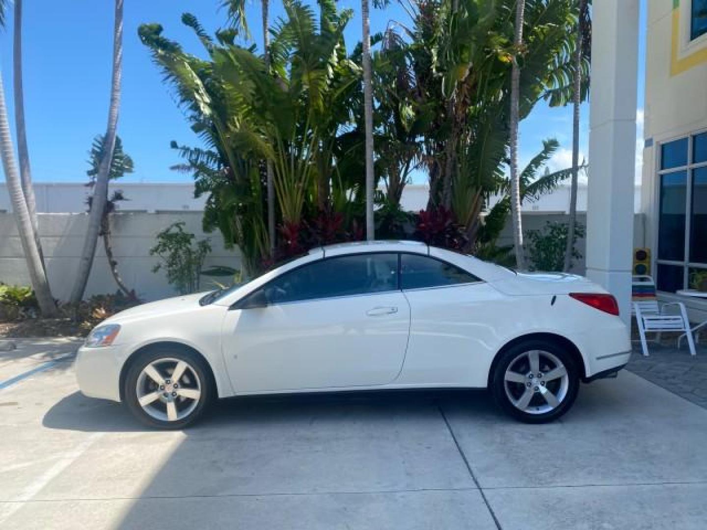 2008 White Diamond Tricoat /Light Taupe Pontiac G6 GT LOW MILES 44,047 (1G2ZH361484) with an 3.9L VVT V6 SFI Engine engine, Automatic transmission, located at 4701 North Dixie Hwy, Pompano Beach, FL, 33064, (954) 422-2889, 26.240938, -80.123474 - OUR WEBPAGE FLORIDACARS1.COM HAS OVER 100 PHOTOS AND FREE CARFAX LINK 2008 PONTIAC G6 GT VIN: 1G2ZH361484136254 1 G 2 Z H 3 6 1 4 8 4 1 3 6 2 5 4 CONVERTIBLE 3.9L V6 F GASOLINE FRONT WHEEL DRIVE Top Features Alloy Wheels Front Seat Heaters Hard Top Leather Seats Monsoon Sound Premium Package Satelli - Photo#4
