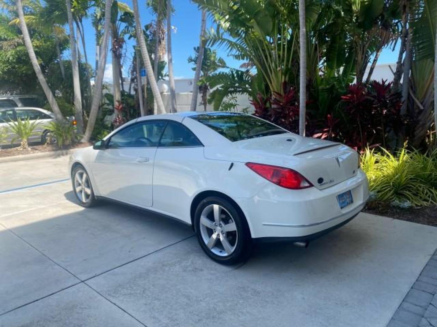 2008 White Diamond Tricoat /Light Taupe Pontiac G6 GT LOW MILES 44,047 (1G2ZH361484) with an 3.9L VVT V6 SFI Engine engine, Automatic transmission, located at 4701 North Dixie Hwy, Pompano Beach, FL, 33064, (954) 422-2889, 26.240938, -80.123474 - OUR WEBPAGE FLORIDACARS1.COM HAS OVER 100 PHOTOS AND FREE CARFAX LINK 2008 PONTIAC G6 GT VIN: 1G2ZH361484136254 1 G 2 Z H 3 6 1 4 8 4 1 3 6 2 5 4 CONVERTIBLE 3.9L V6 F GASOLINE FRONT WHEEL DRIVE Top Features Alloy Wheels Front Seat Heaters Hard Top Leather Seats Monsoon Sound Premium Package Satelli - Photo#5