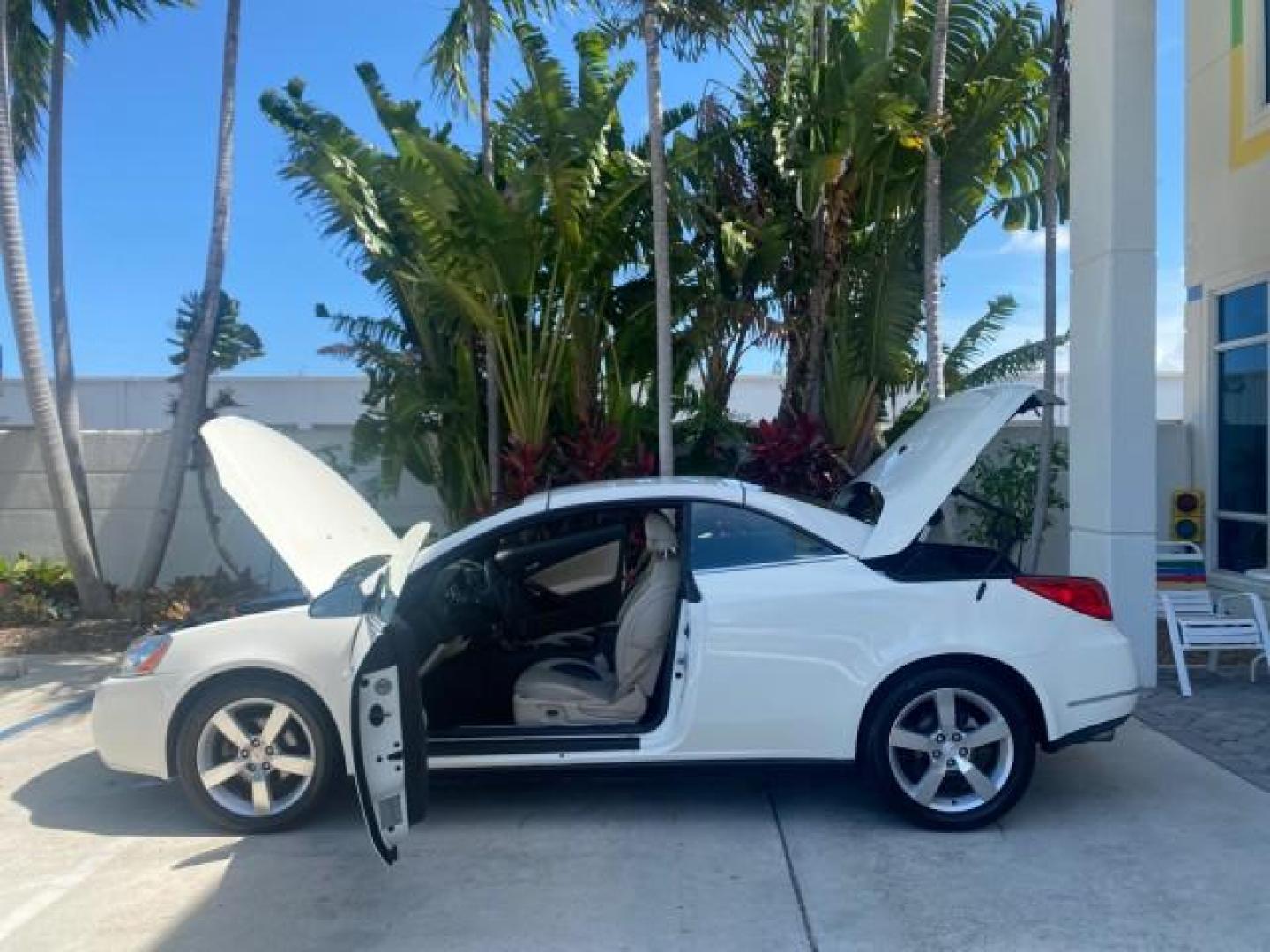2008 White Diamond Tricoat /Light Taupe Pontiac G6 GT LOW MILES 44,047 (1G2ZH361484) with an 3.9L VVT V6 SFI Engine engine, Automatic transmission, located at 4701 North Dixie Hwy, Pompano Beach, FL, 33064, (954) 422-2889, 26.240938, -80.123474 - OUR WEBPAGE FLORIDACARS1.COM HAS OVER 100 PHOTOS AND FREE CARFAX LINK 2008 PONTIAC G6 GT VIN: 1G2ZH361484136254 1 G 2 Z H 3 6 1 4 8 4 1 3 6 2 5 4 CONVERTIBLE 3.9L V6 F GASOLINE FRONT WHEEL DRIVE Top Features Alloy Wheels Front Seat Heaters Hard Top Leather Seats Monsoon Sound Premium Package Satelli - Photo#8