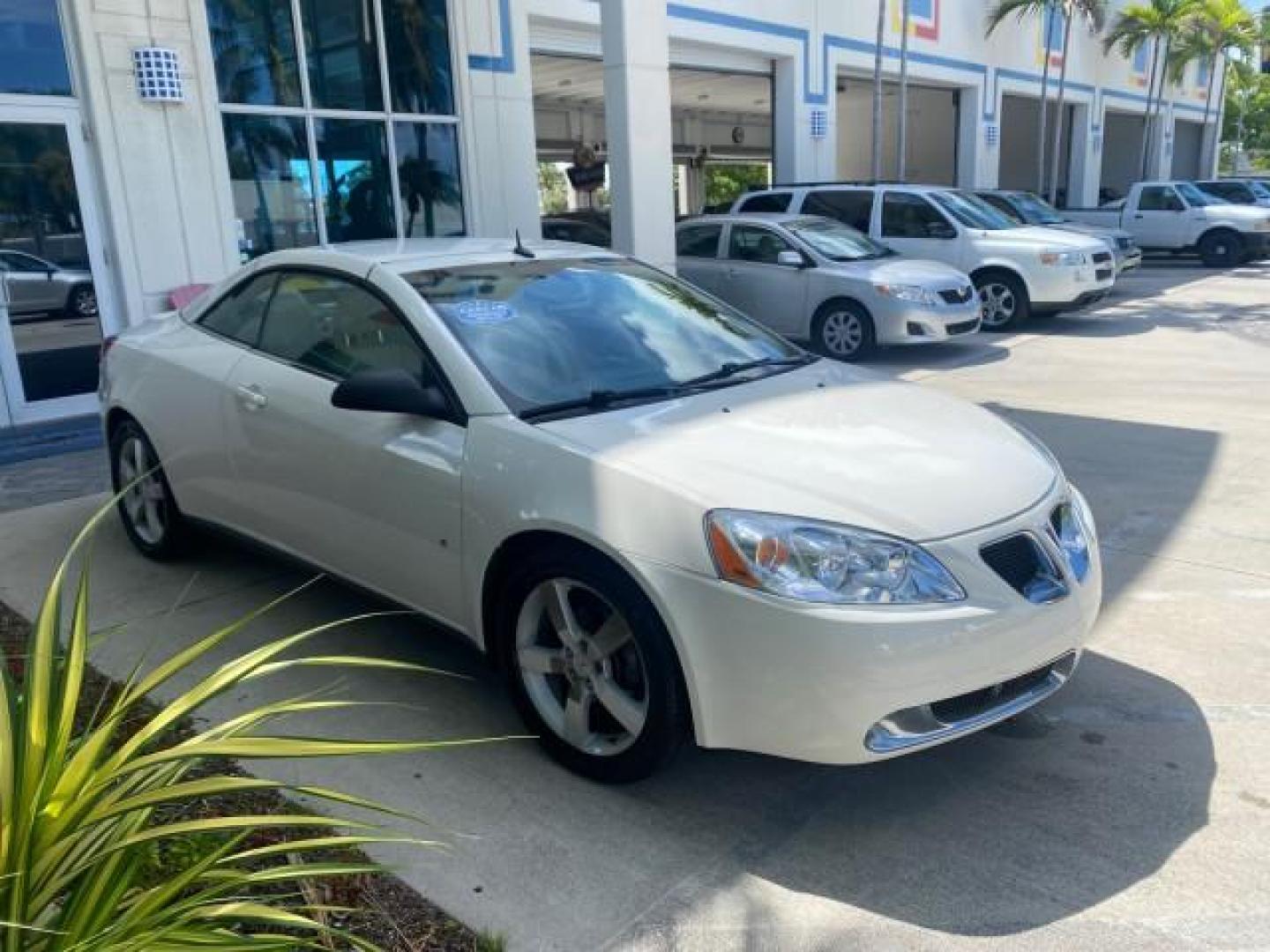 2008 White Diamond Tricoat /Light Taupe Pontiac G6 GT LOW MILES 44,047 (1G2ZH361484) with an 3.9L VVT V6 SFI Engine engine, Automatic transmission, located at 4701 North Dixie Hwy, Pompano Beach, FL, 33064, (954) 422-2889, 26.240938, -80.123474 - OUR WEBPAGE FLORIDACARS1.COM HAS OVER 100 PHOTOS AND FREE CARFAX LINK 2008 PONTIAC G6 GT VIN: 1G2ZH361484136254 1 G 2 Z H 3 6 1 4 8 4 1 3 6 2 5 4 CONVERTIBLE 3.9L V6 F GASOLINE FRONT WHEEL DRIVE Top Features Alloy Wheels Front Seat Heaters Hard Top Leather Seats Monsoon Sound Premium Package Satelli - Photo#24
